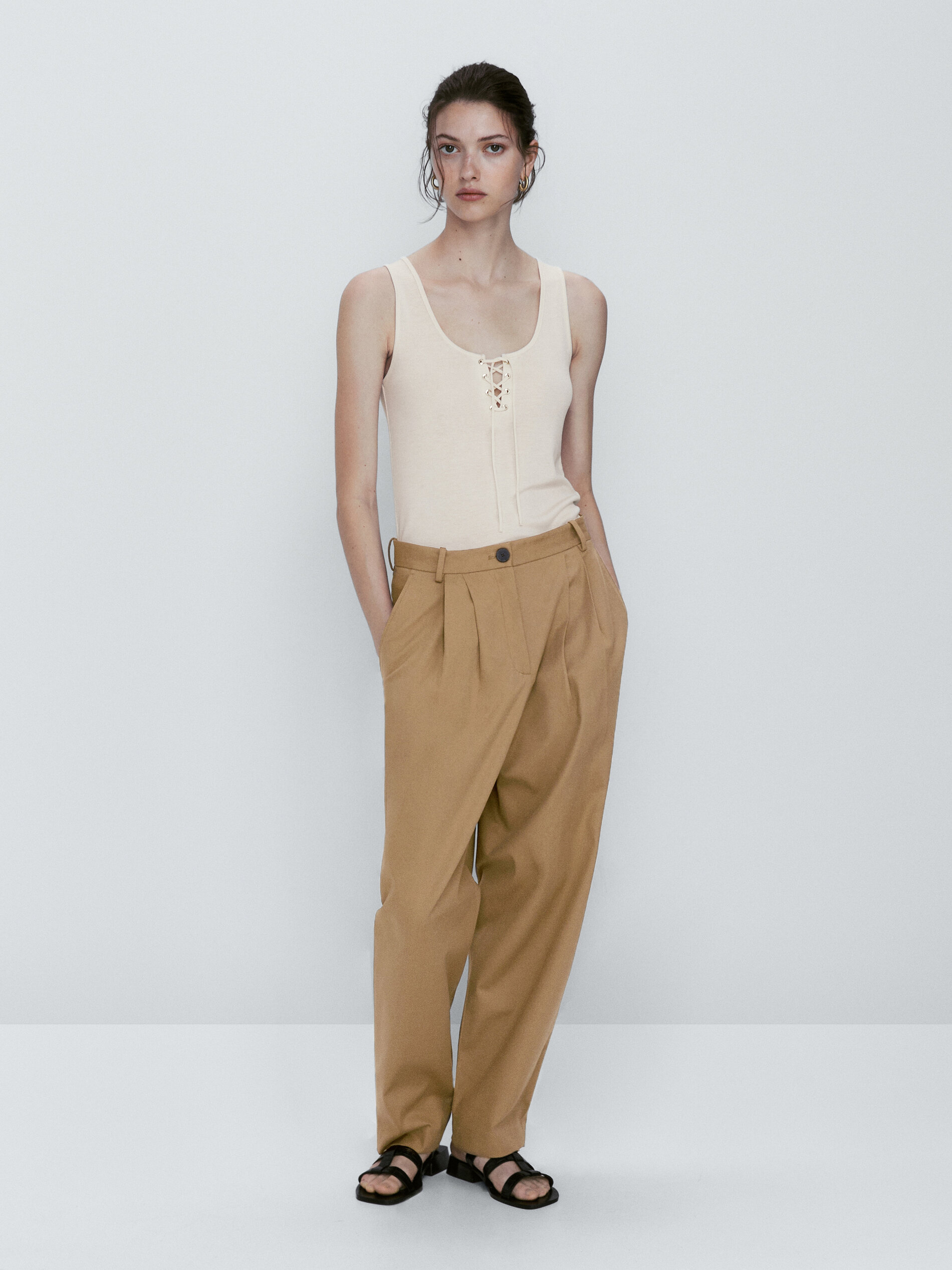 Camiseta escote entrelazado sin mangas - CRUDO