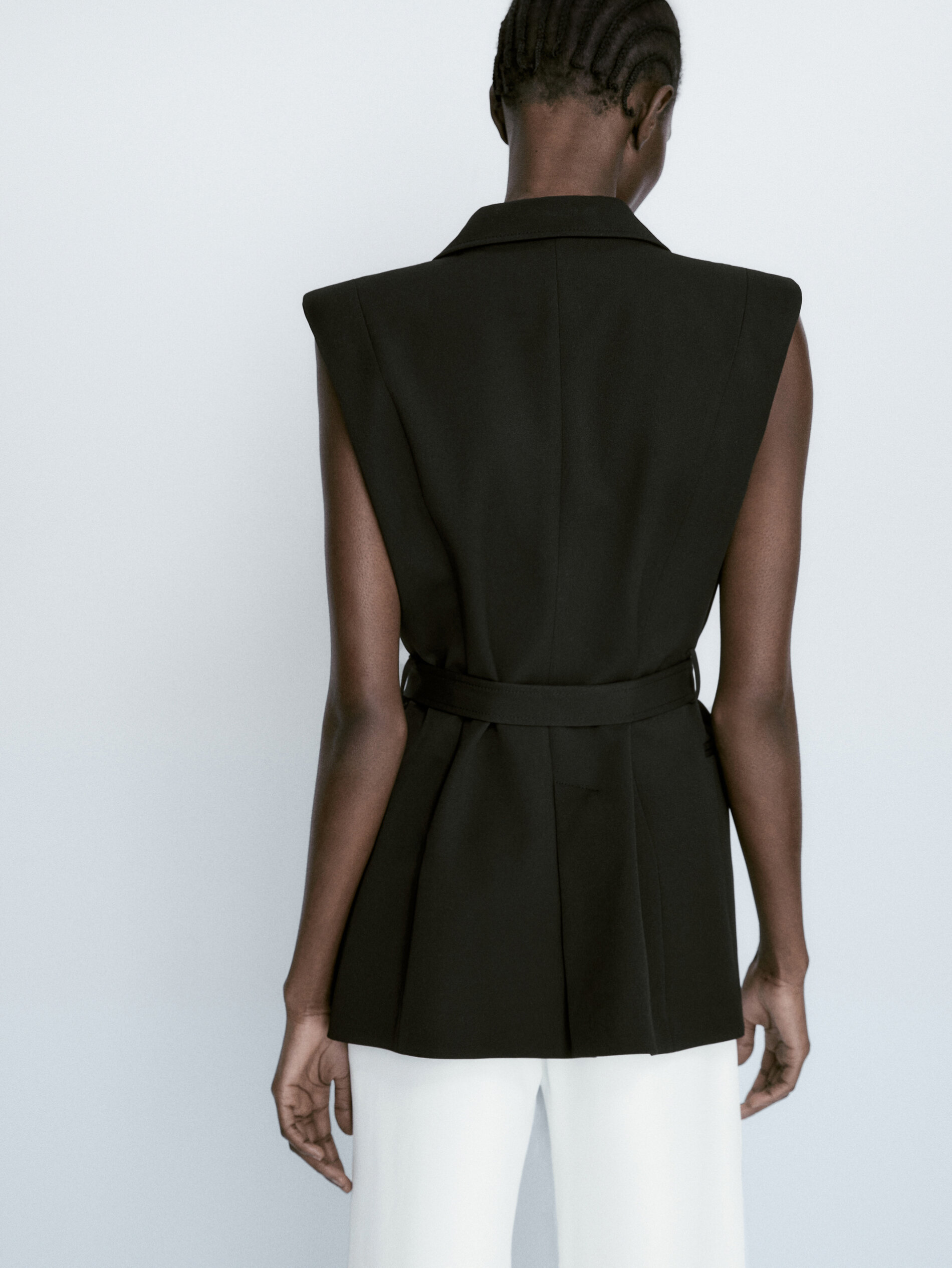 Chaleco negro con cinturón - NEGRO