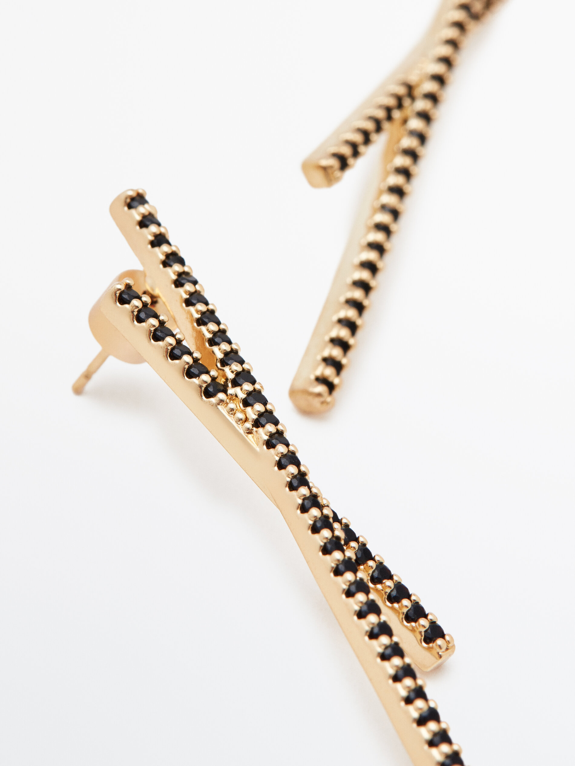 Pendientes asimétricos piedras negras baño oro - ORO