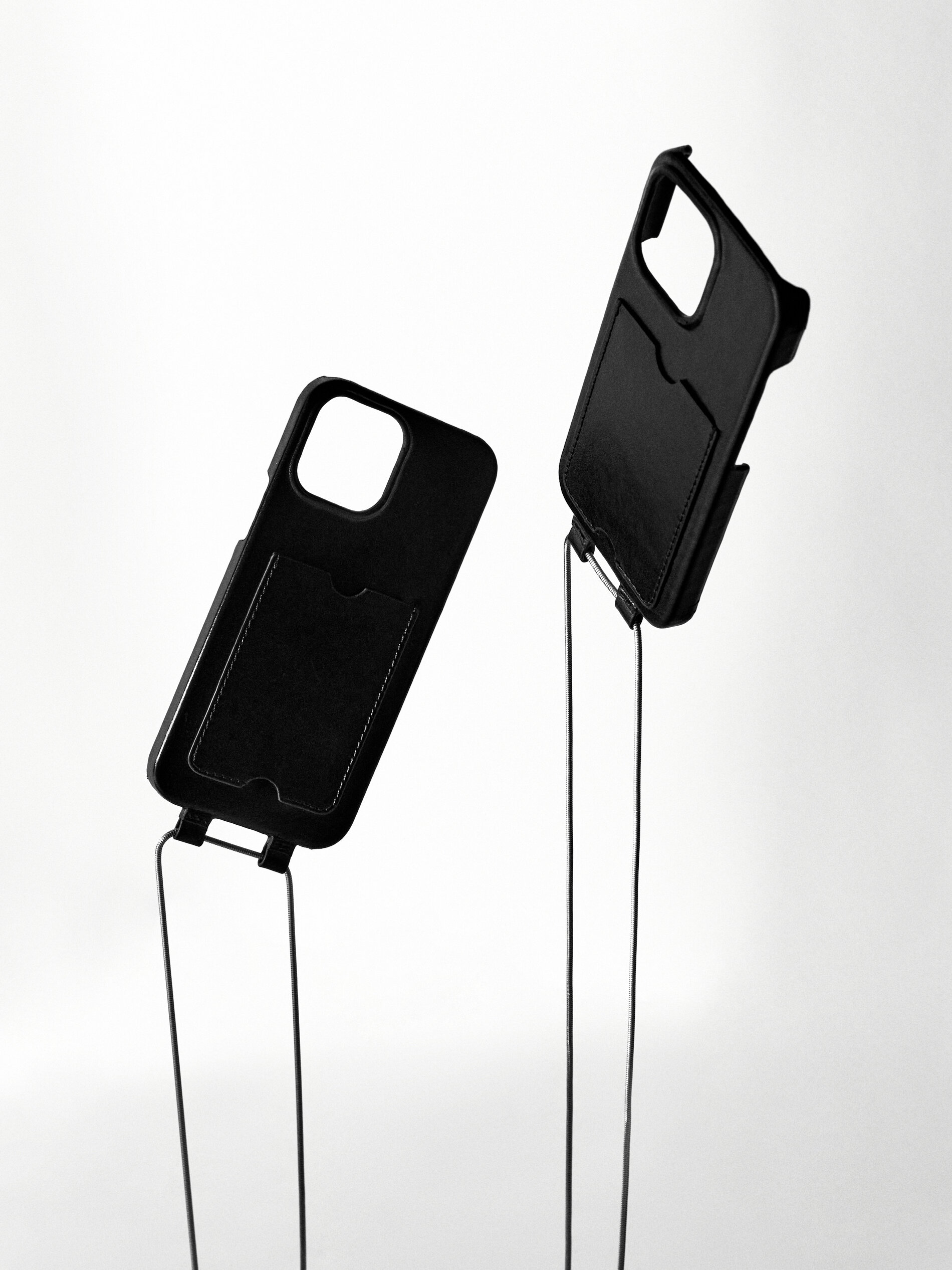 Funda iphone 13 pro piel con cadena - NEGRO