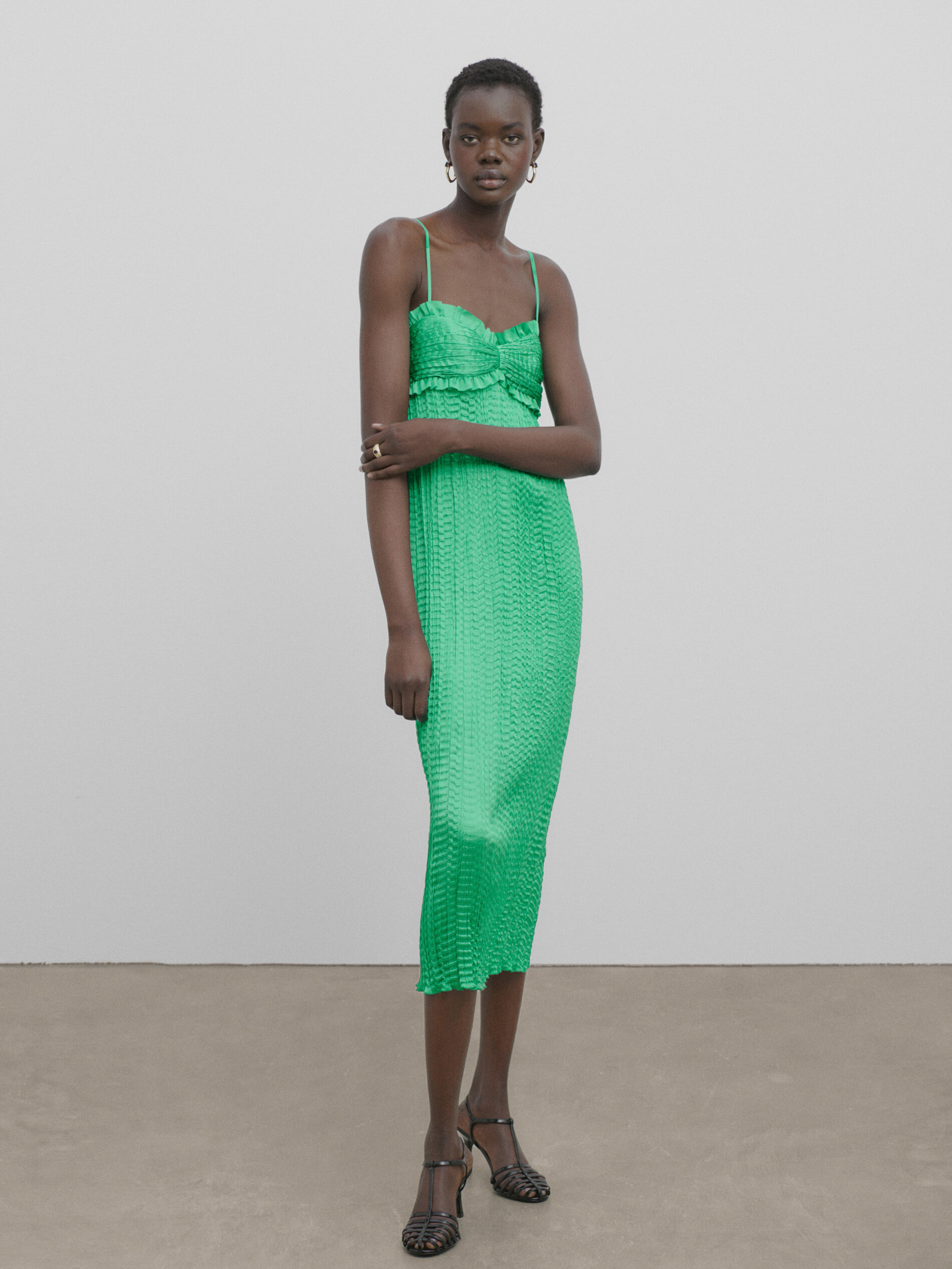 Vestido plisado escote volantes -Studio - VERDE