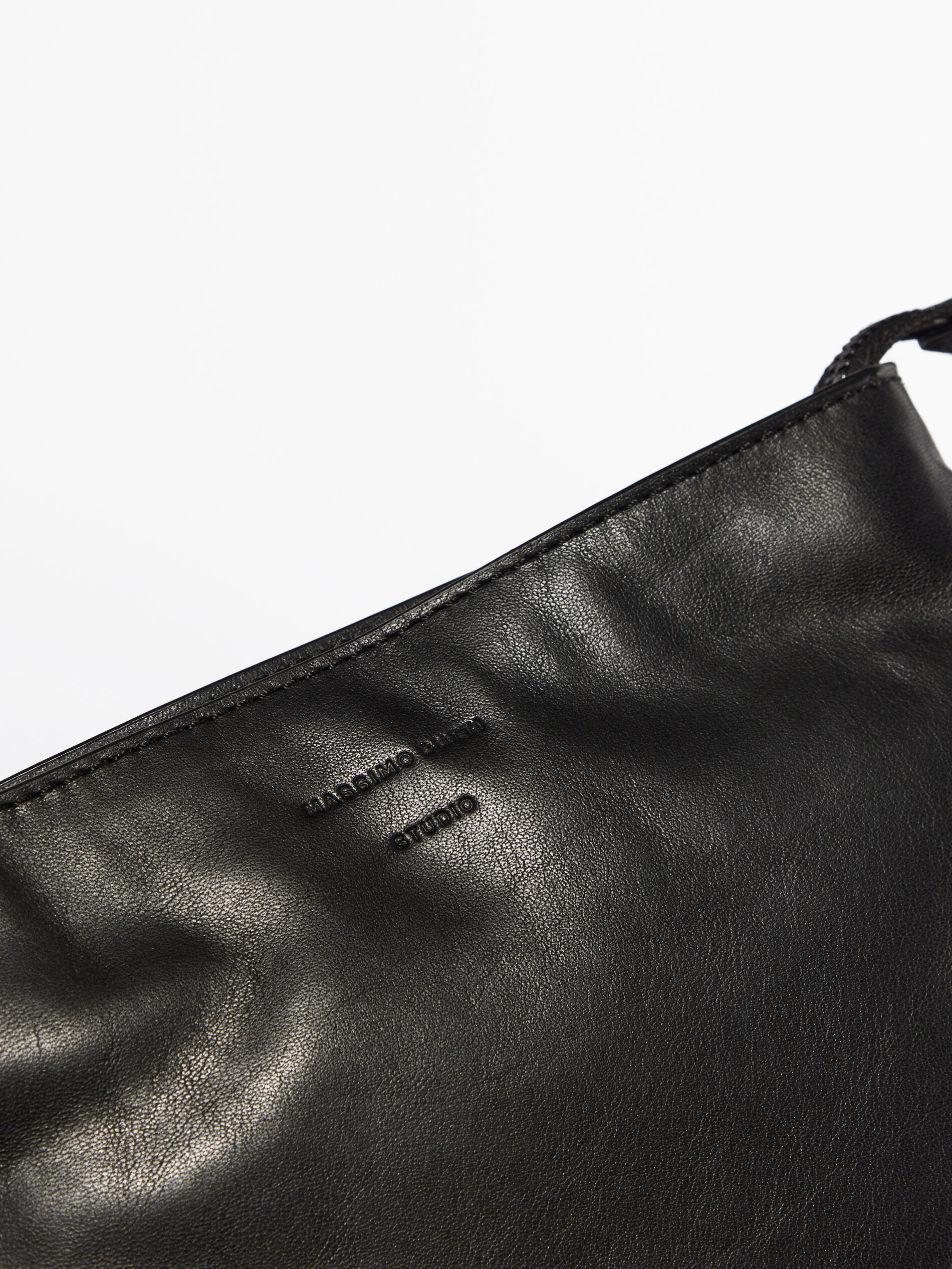 Pouch piel con correa -Studio - NEGRO