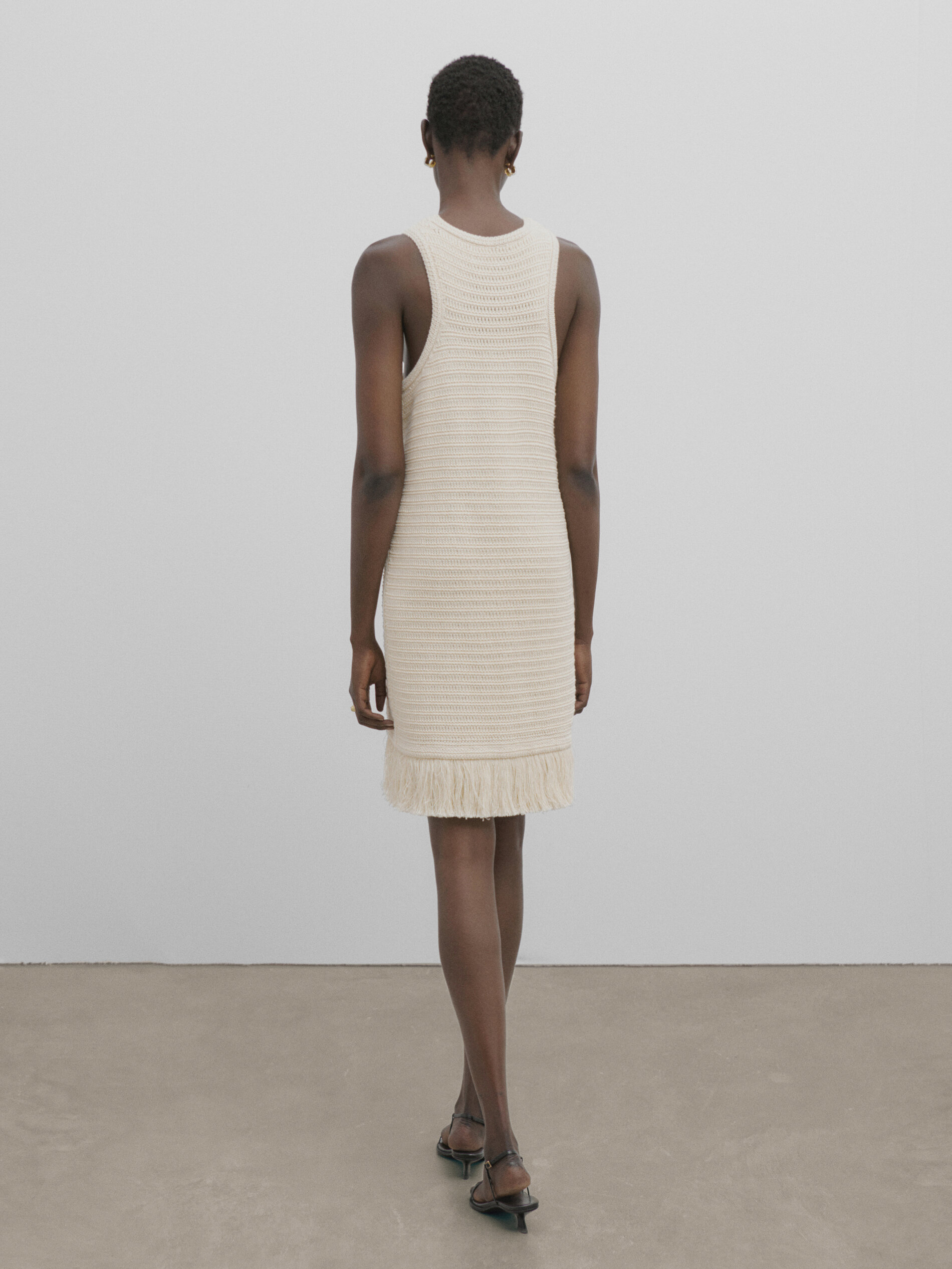 Vestido corto punto crochet flecos -Studio - BEIGE