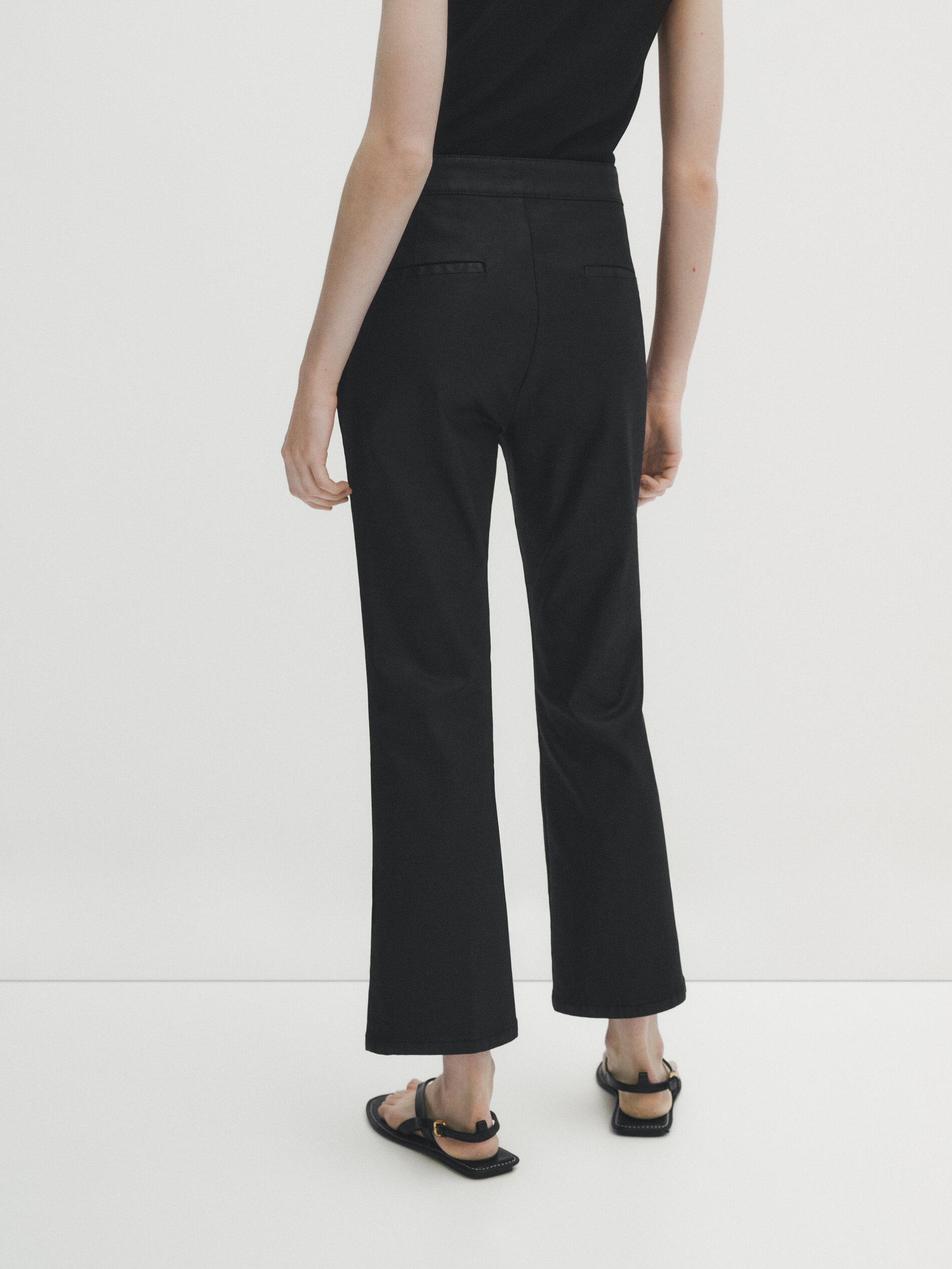 Pantalón kick flare encerado nervio central - NEGRO