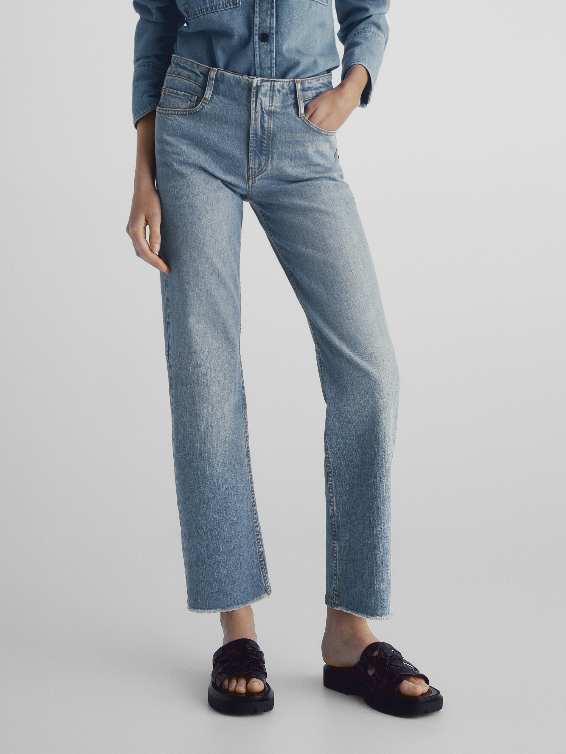 Pantalón vaquero tiro medio slim fit costuras - Azul Claro