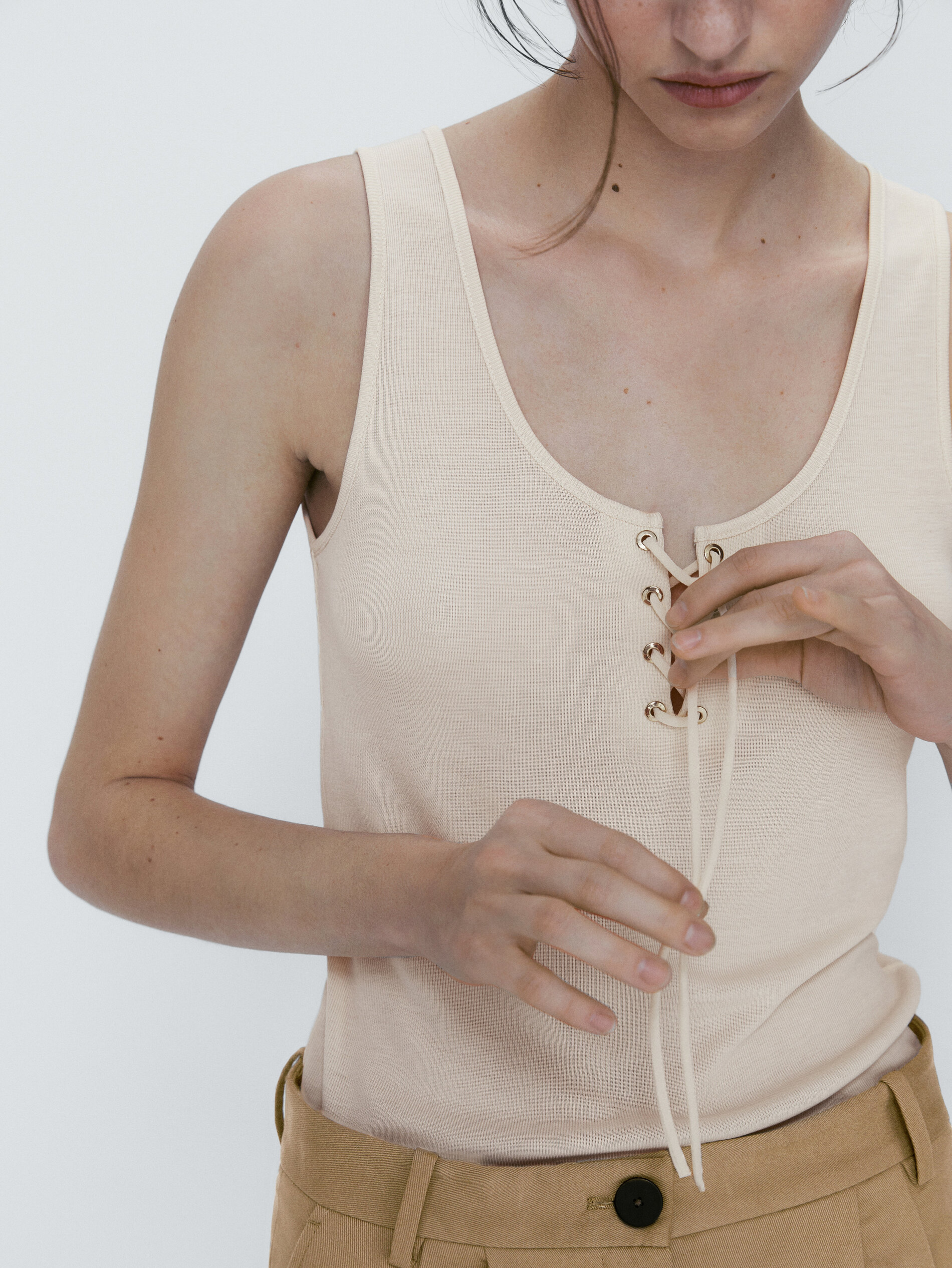 Camiseta escote entrelazado sin mangas - CRUDO