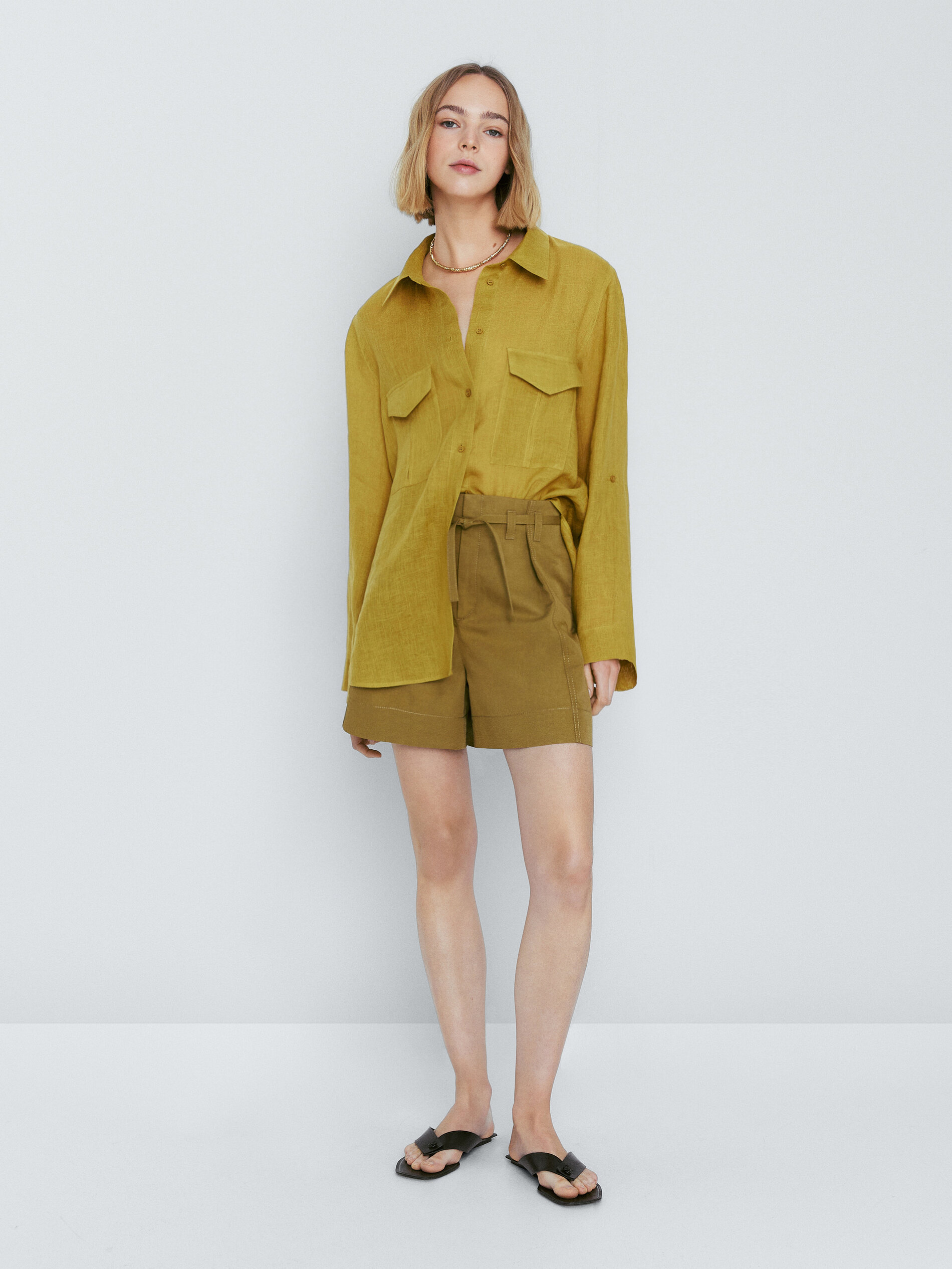 Bermuda pliegues con cinturón - KAKI