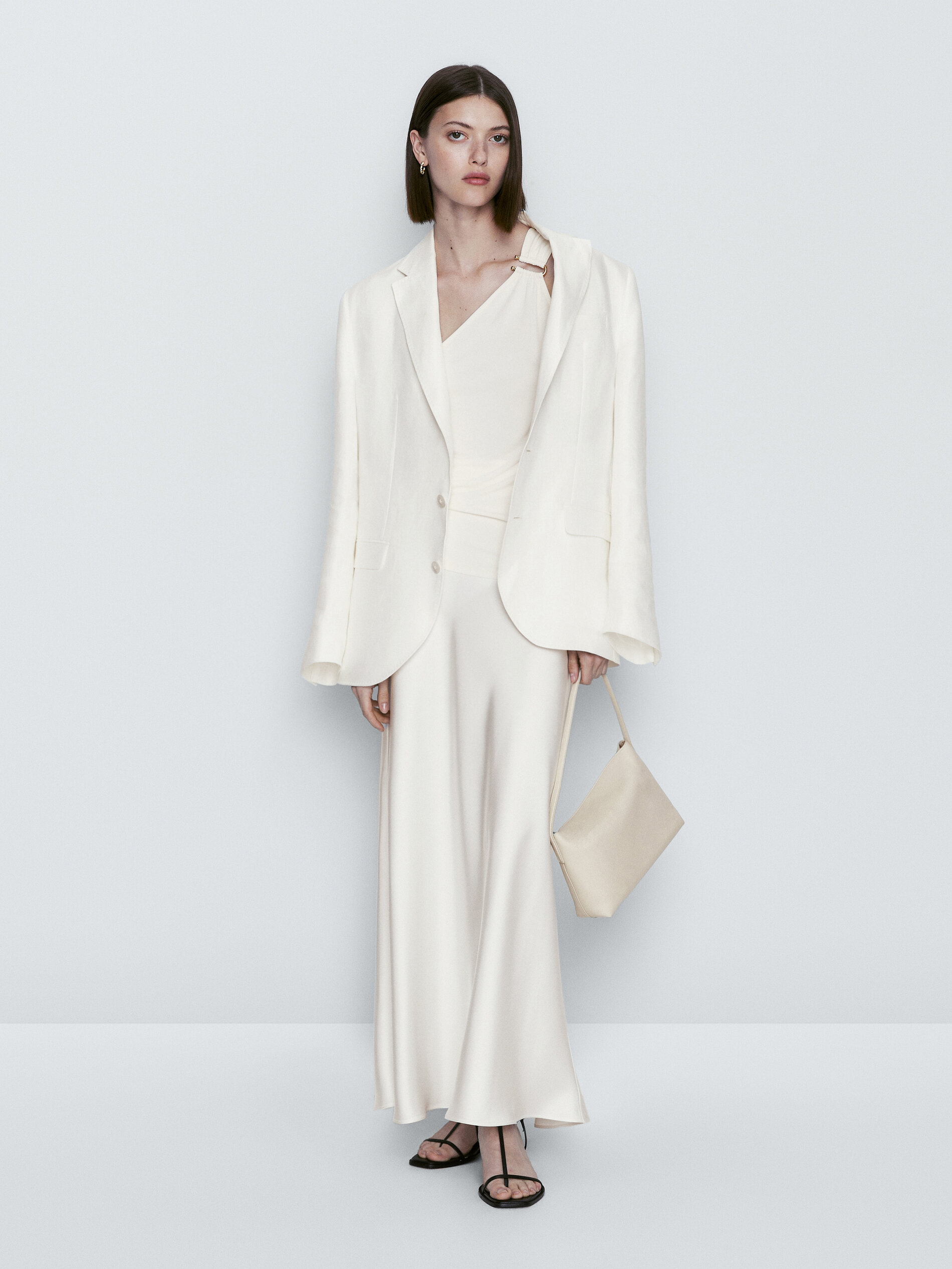 Top asimétrico detalle pieza dorada - CRUDO