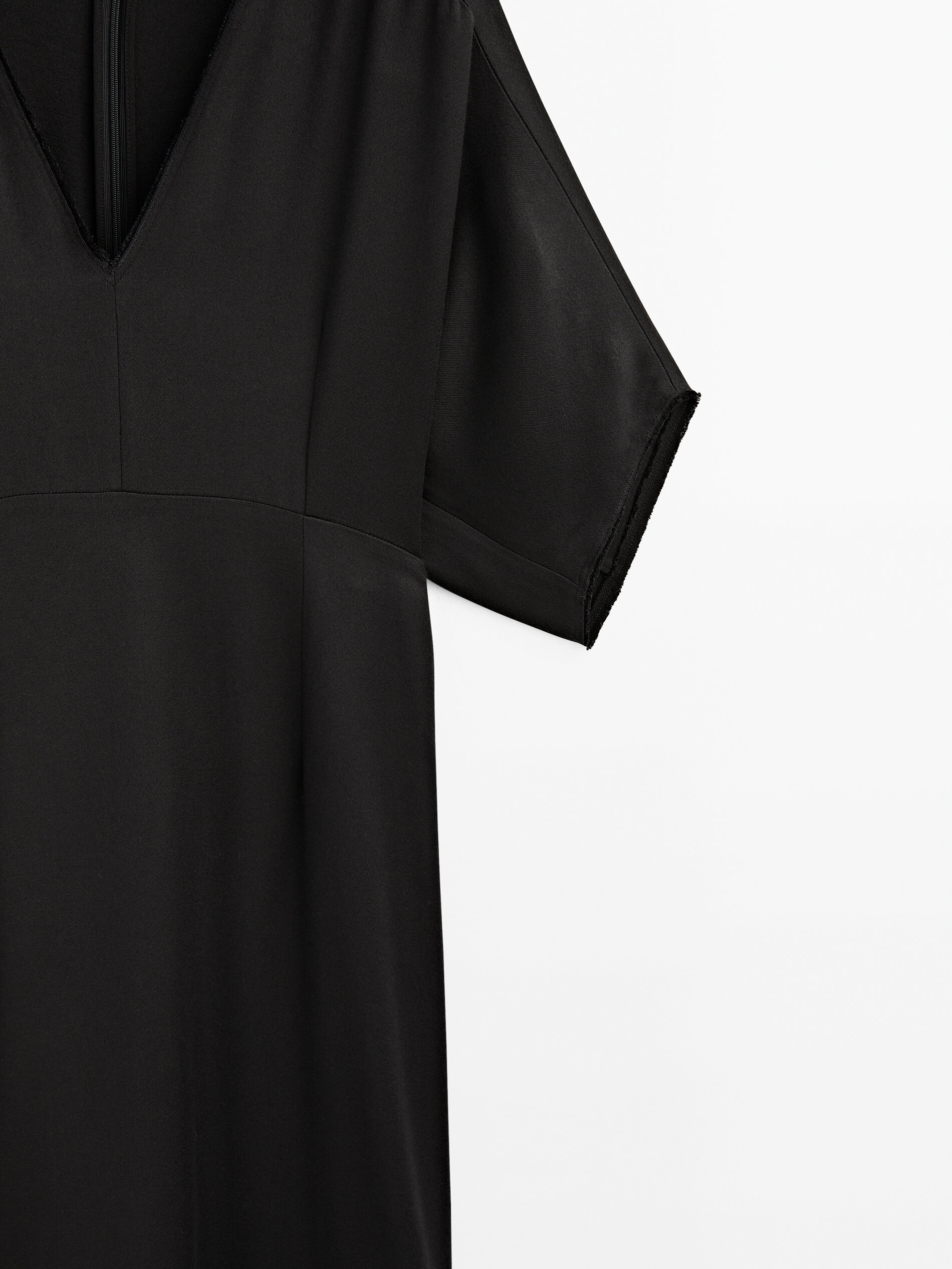 Vestido midi fluido cuello pico - NEGRO