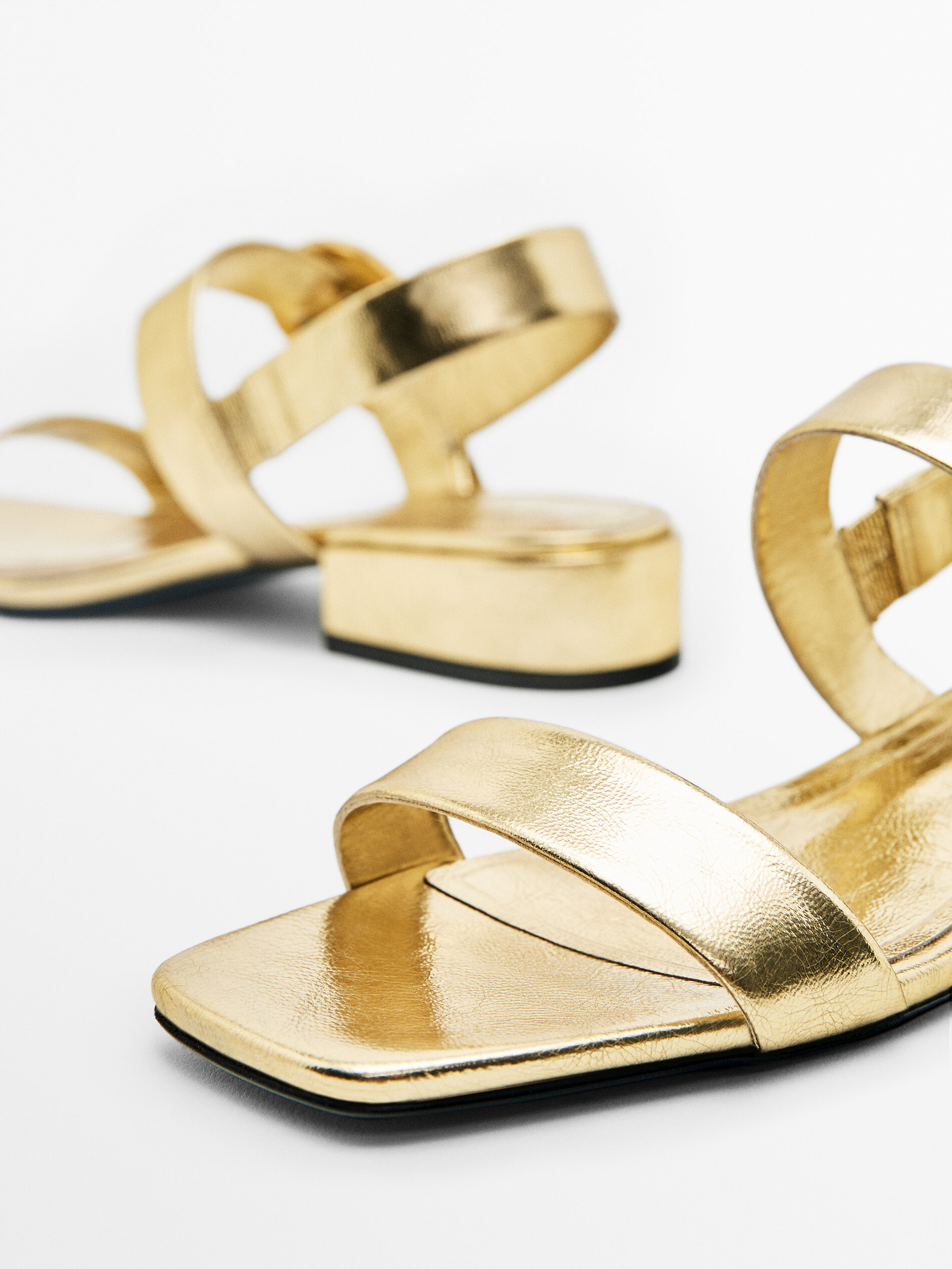 Sandalia tacón piel detalle hebilla - DORADO