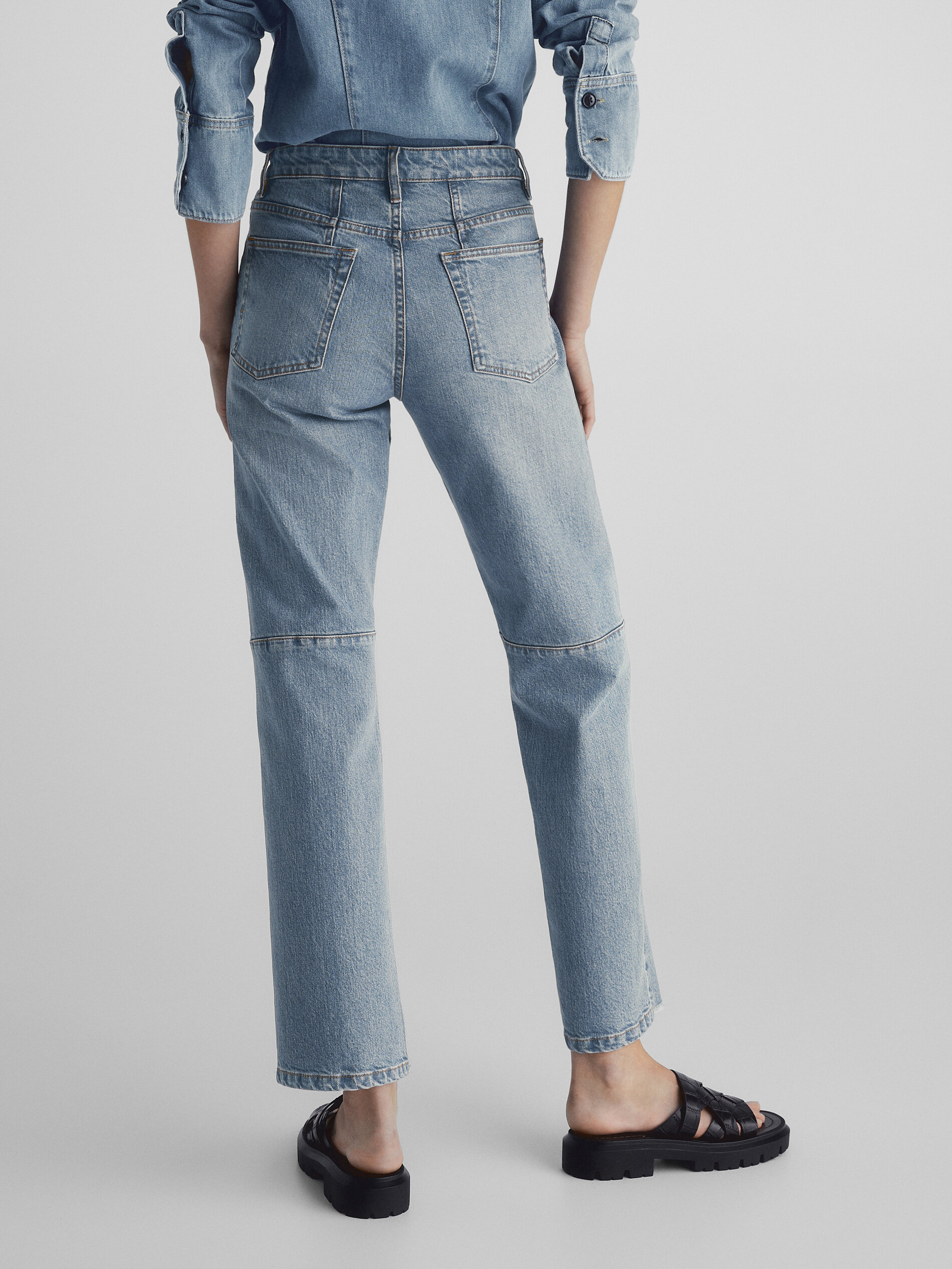 Pantalón vaquero tiro medio slim fit costuras - Azul Claro