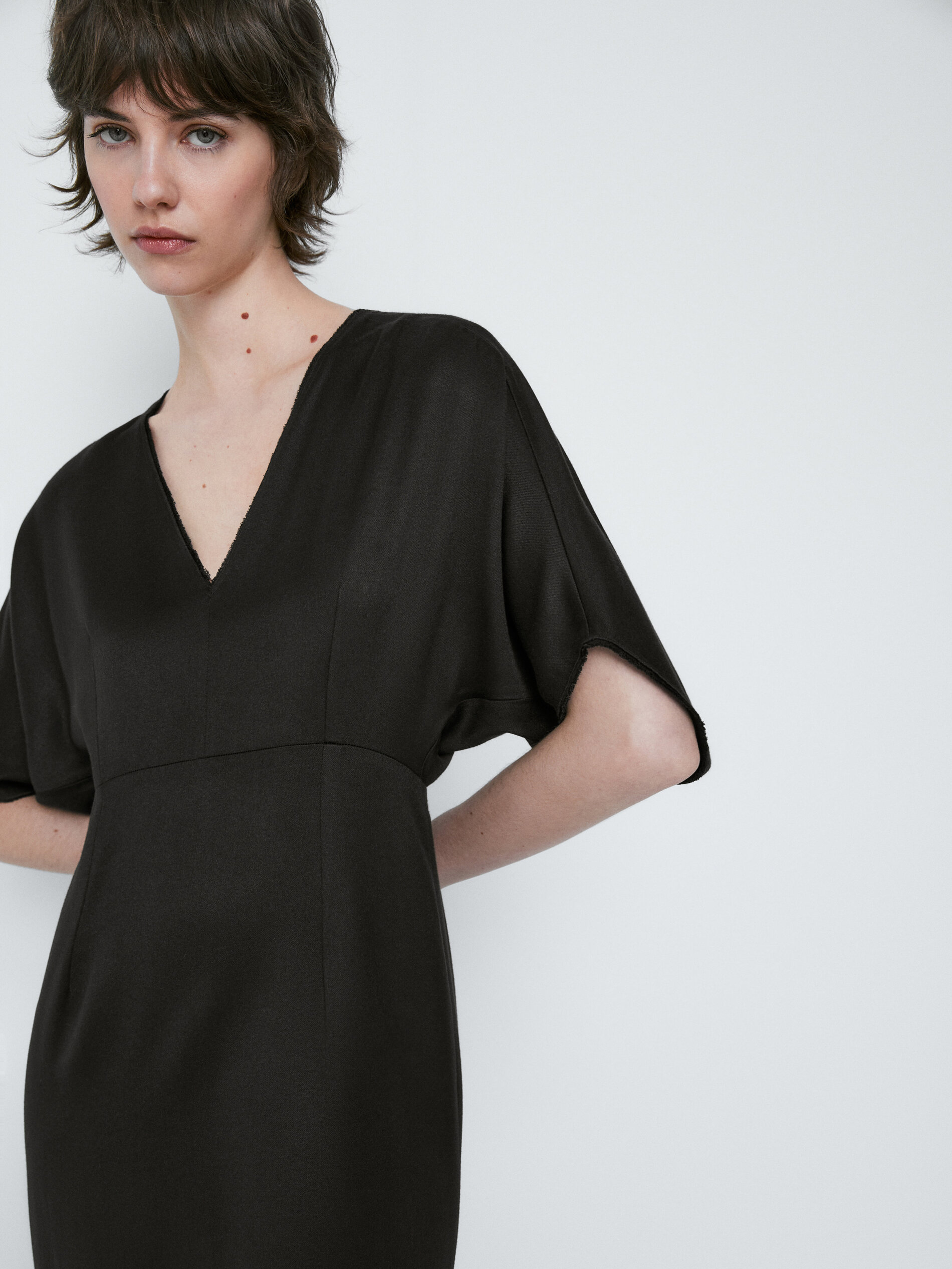 Vestido midi fluido cuello pico - NEGRO