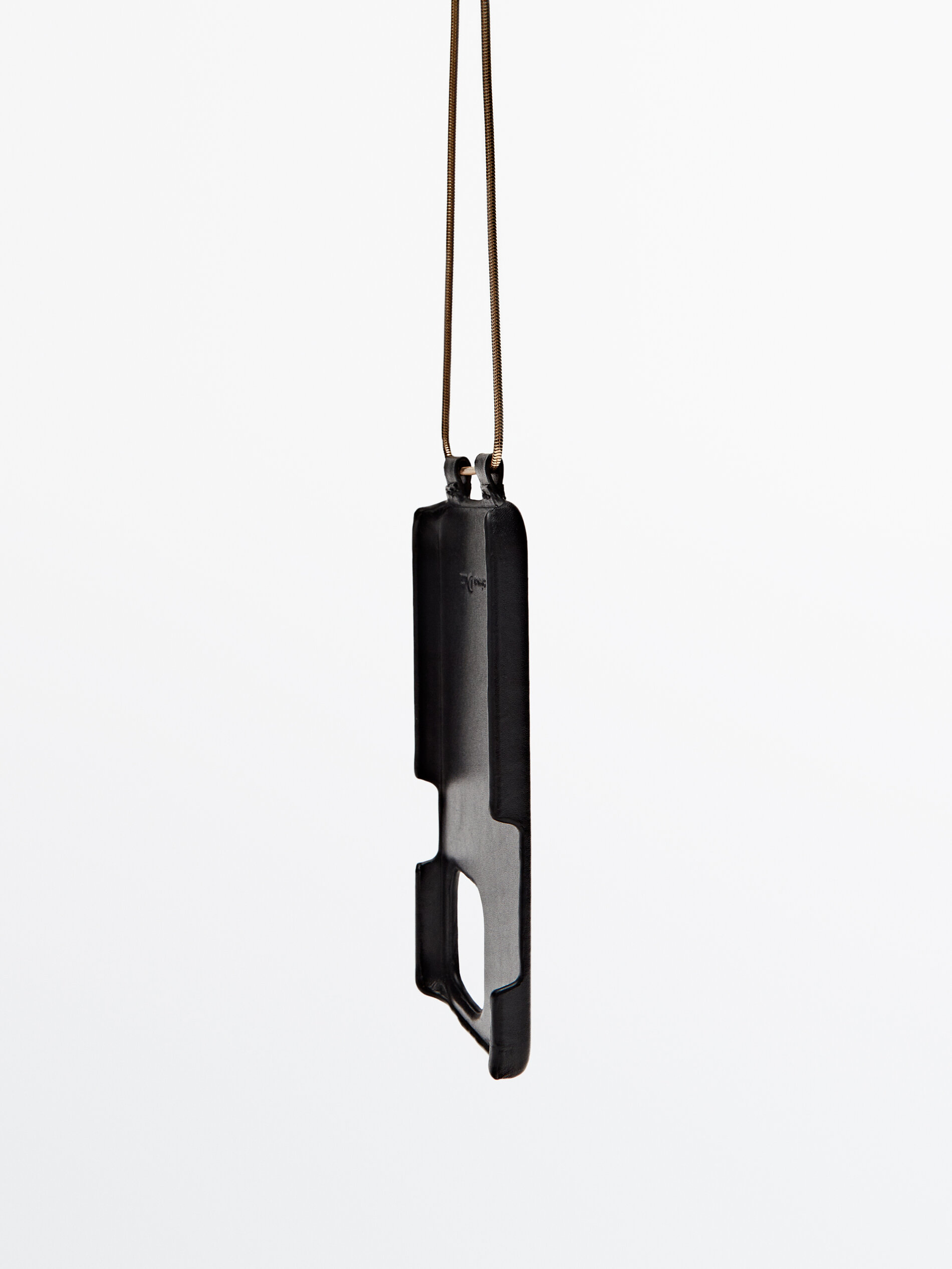 Funda iphone 13 pro piel con cadena - NEGRO