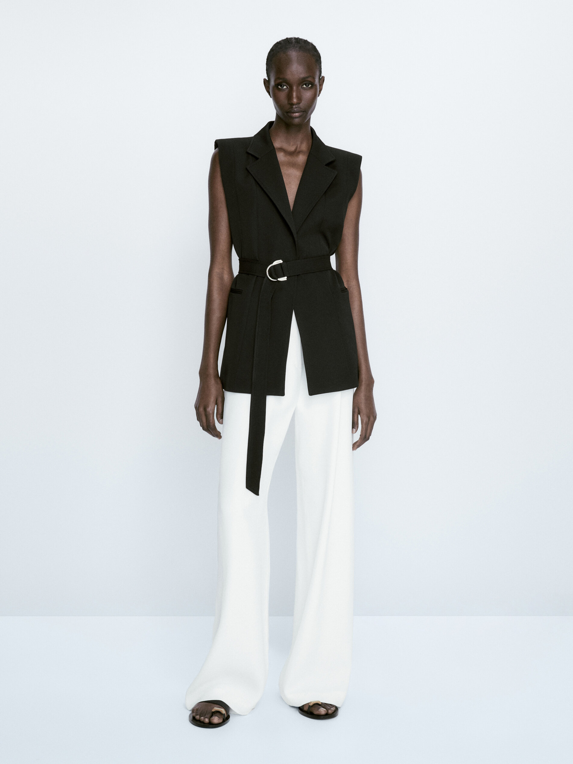 Chaleco negro con cinturón - NEGRO