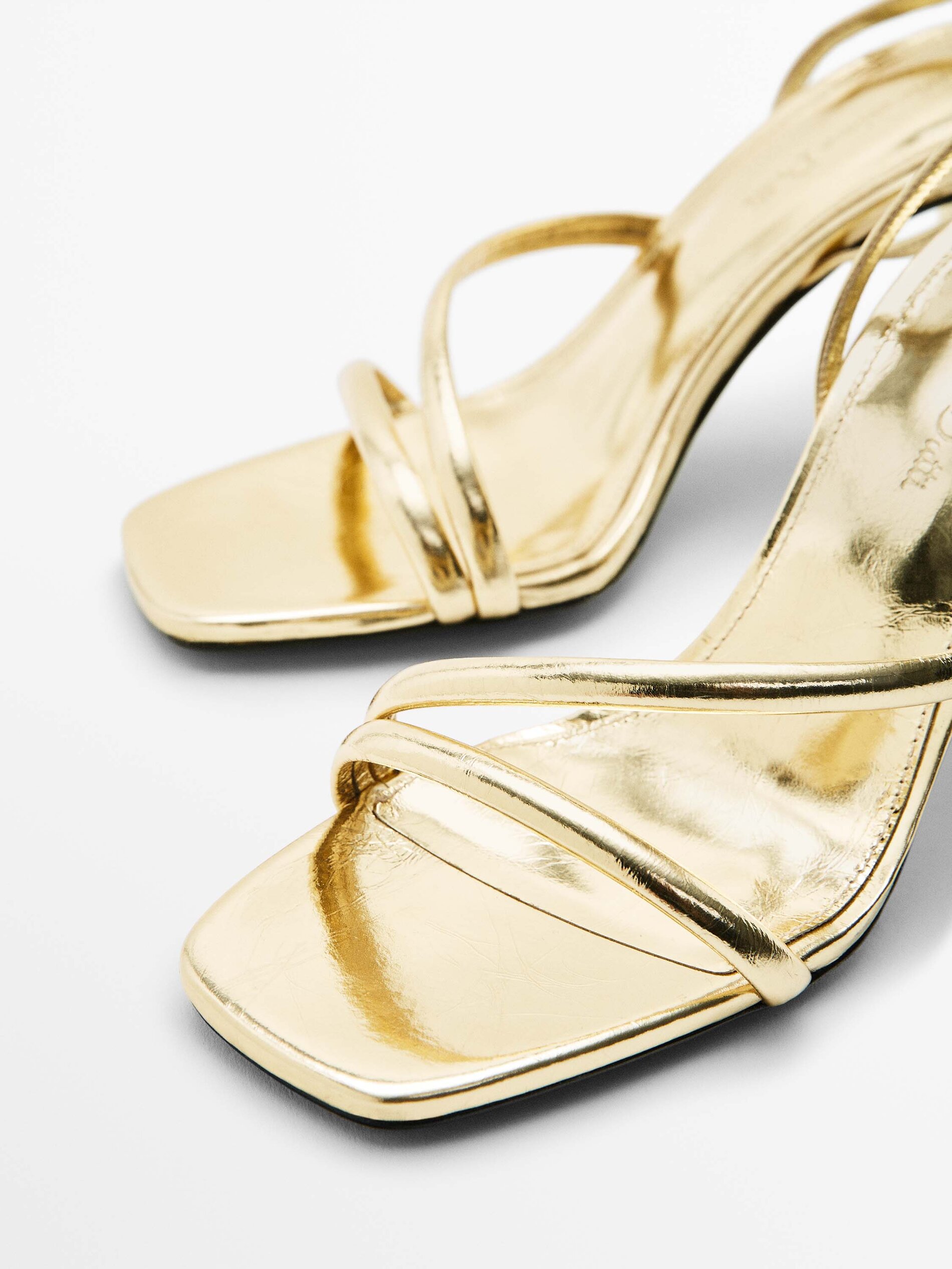 SANDALIA TACÓN TIRAS CON PULSERA - DORADO