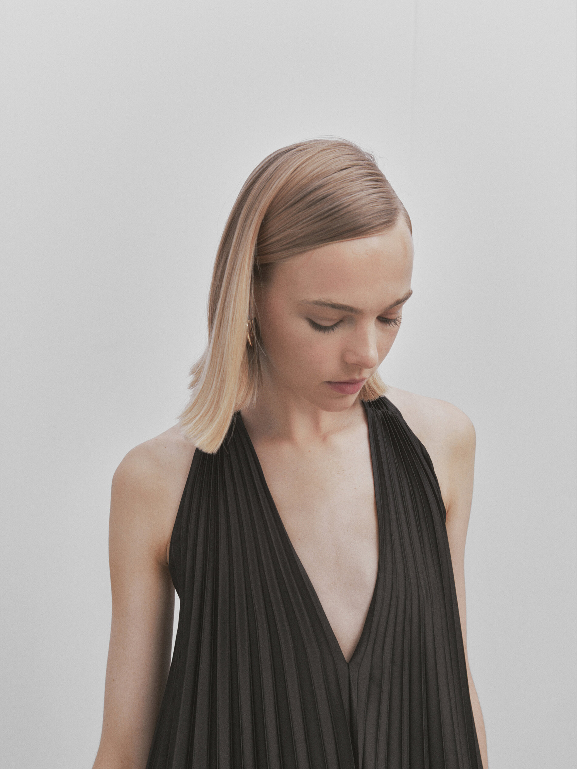 Vestido plisado escote pico -Studio - NEGRO