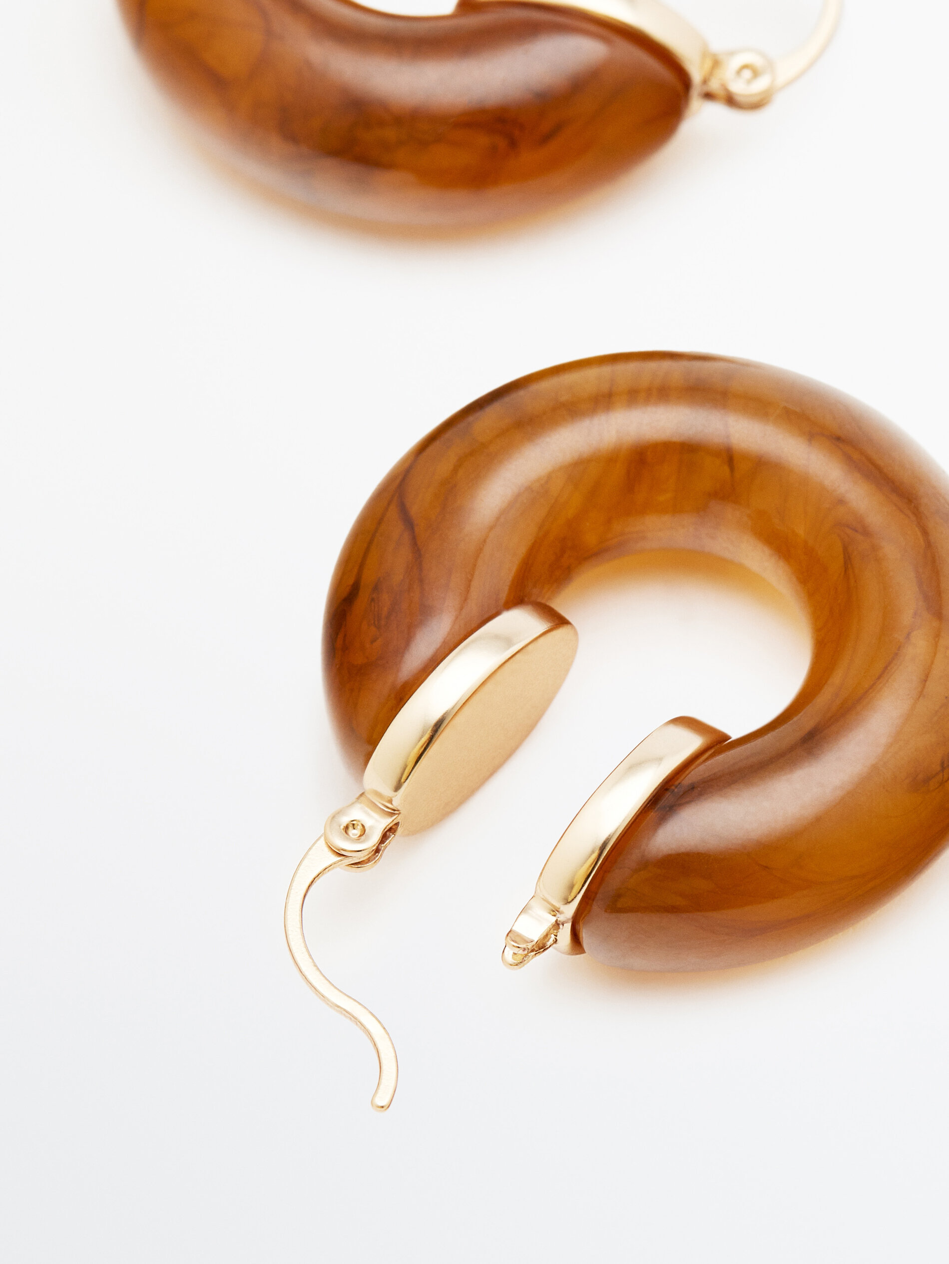 Pendientes resina efecto carey baño oro - DORADO