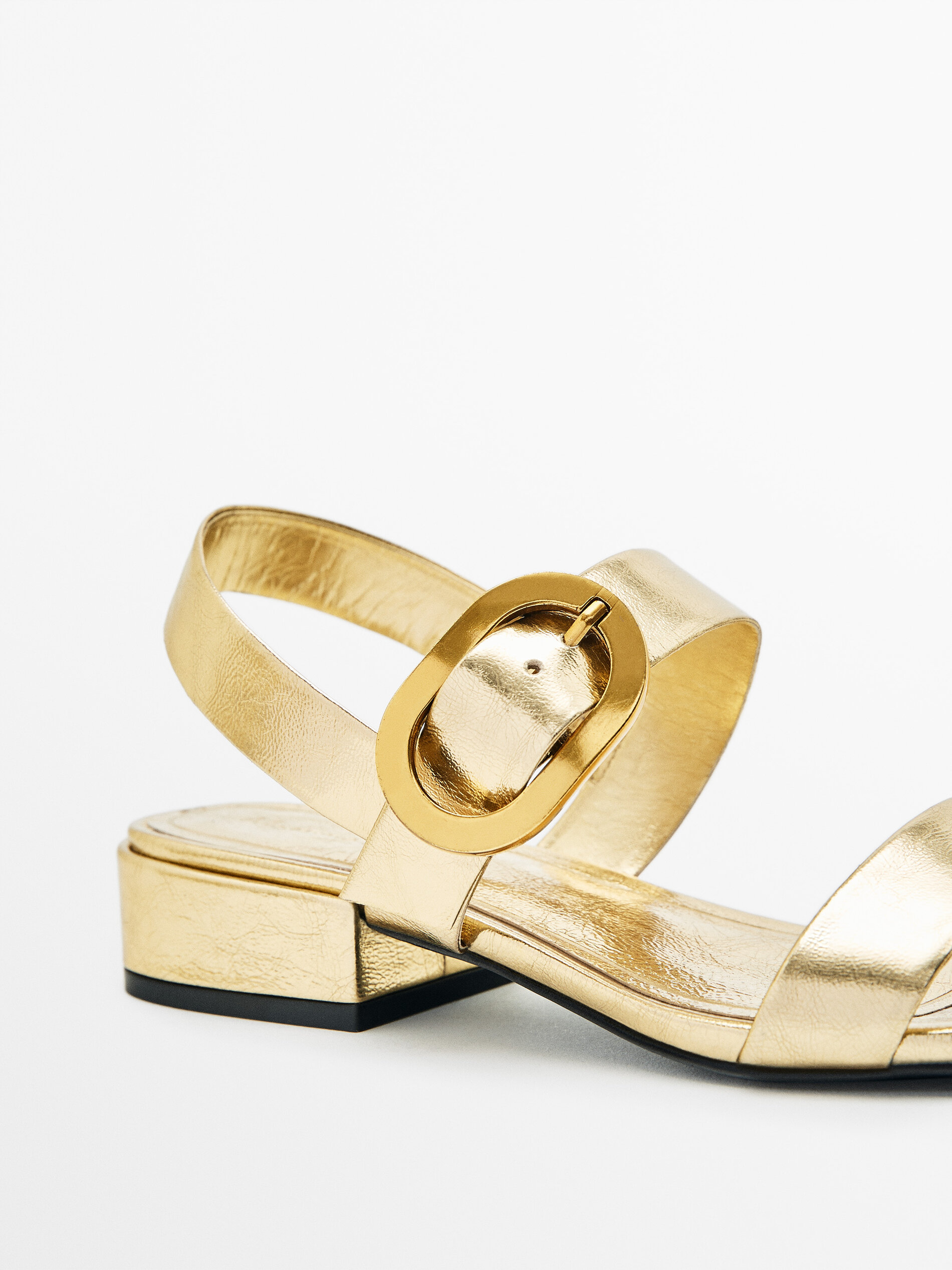 Sandalia tacón piel detalle hebilla - DORADO