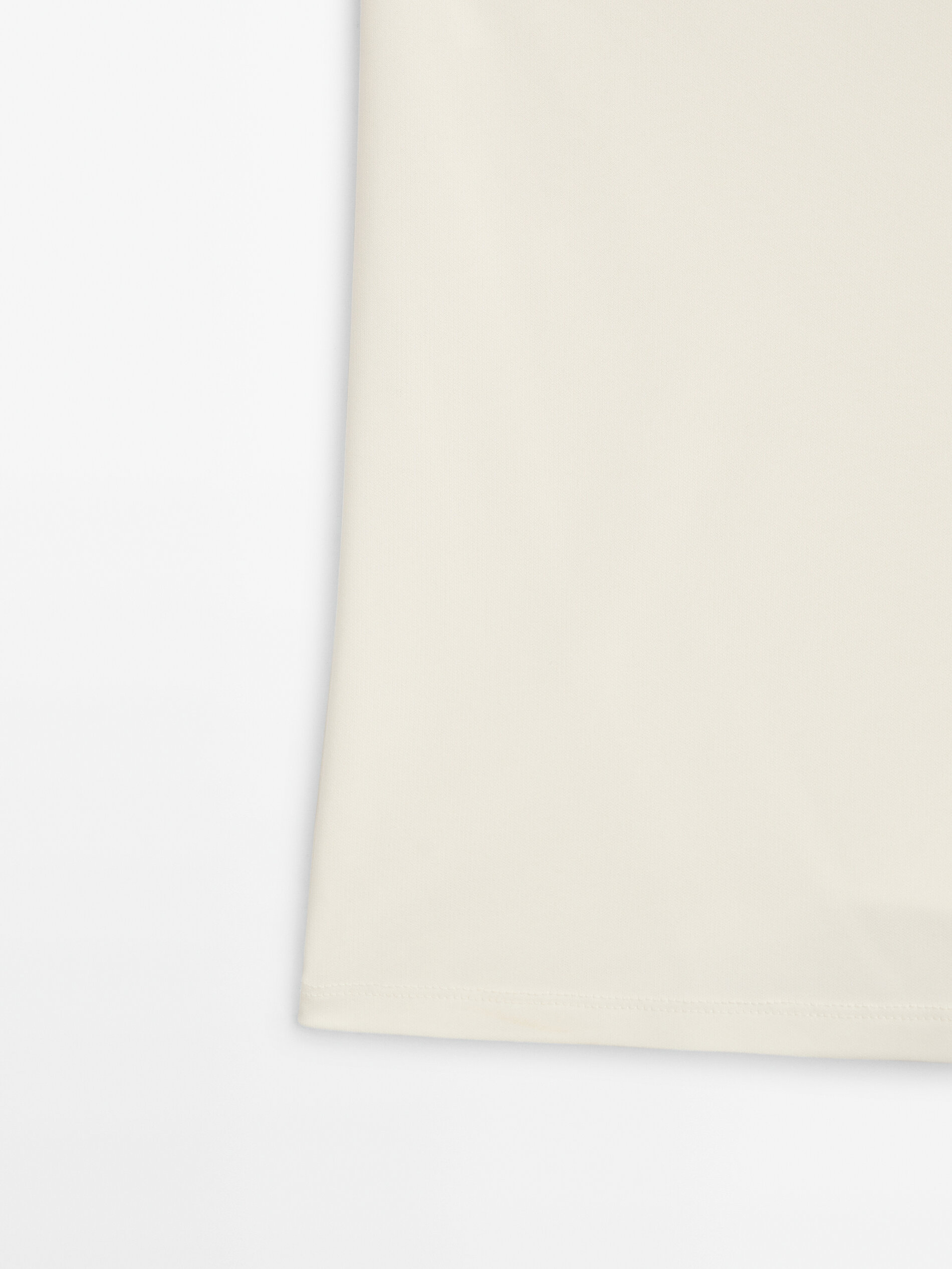 Top asimétrico detalle pieza dorada - CRUDO