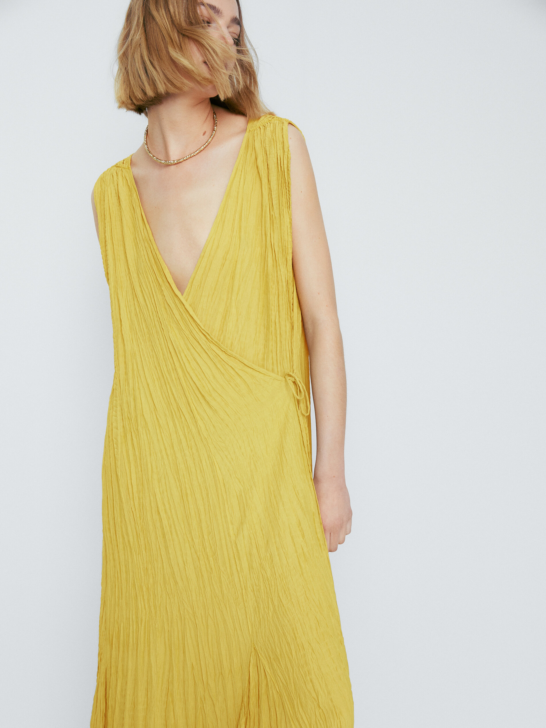 Vestido cruzado plisado - AMARILLO