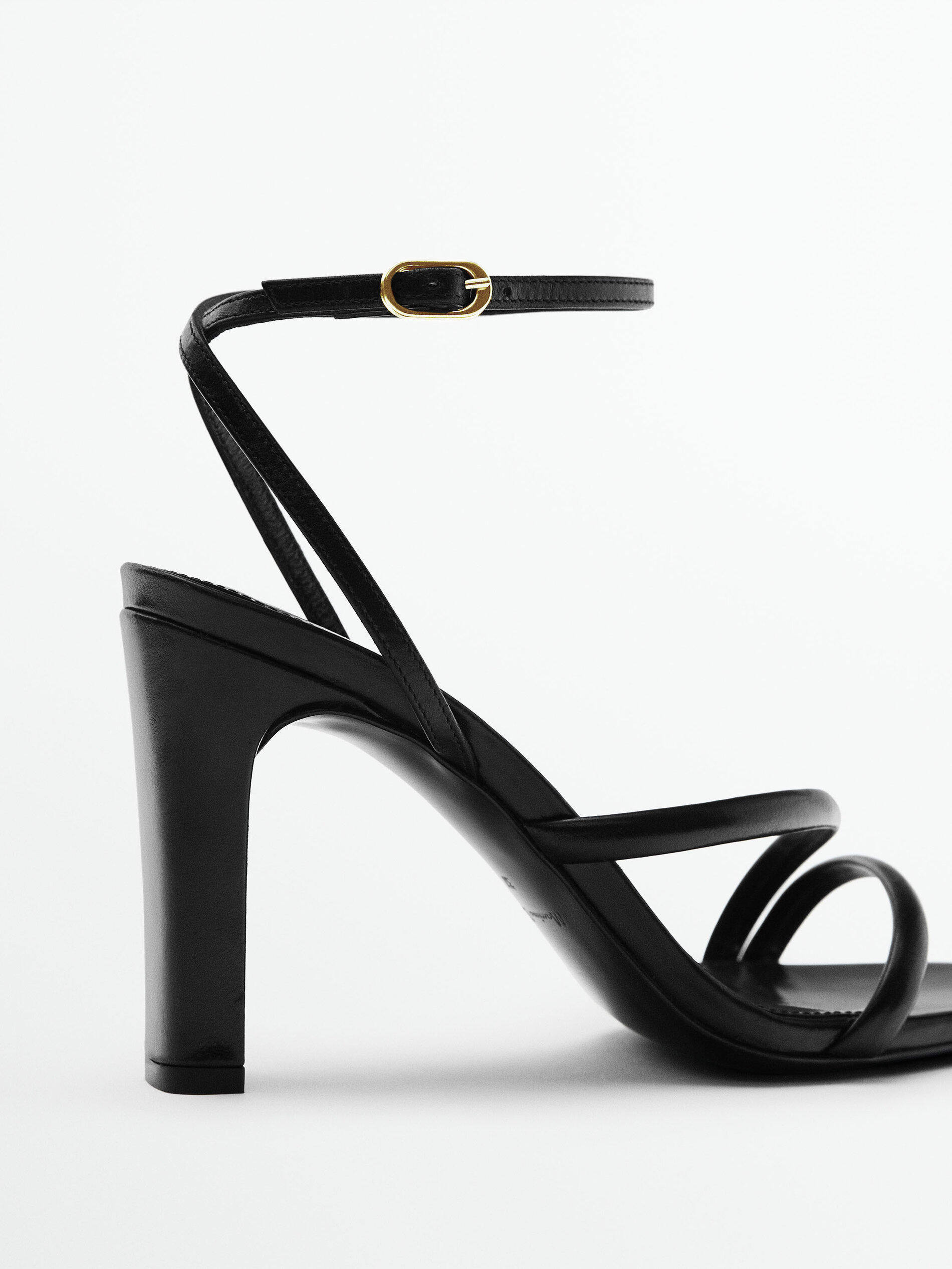 SANDALIA TACÓN TIRAS CON PULSERA - NEGRO