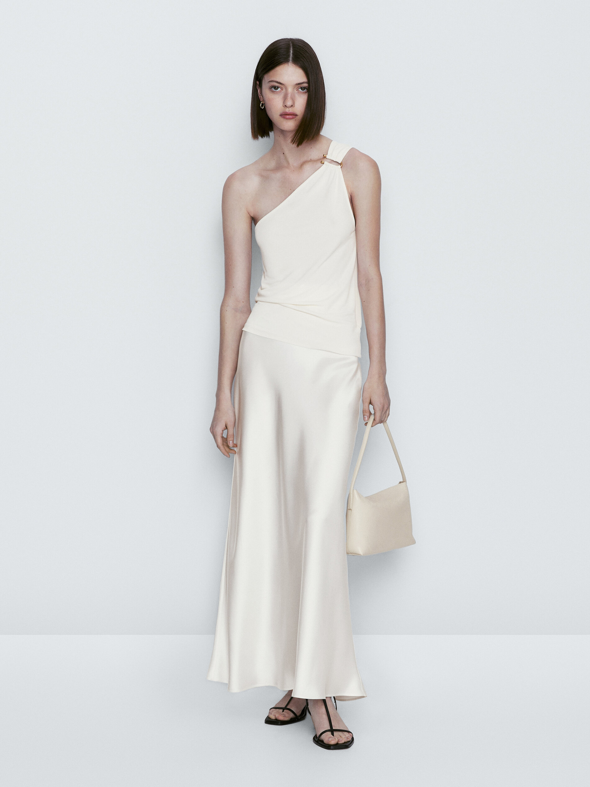 Top asimétrico detalle pieza dorada - CRUDO