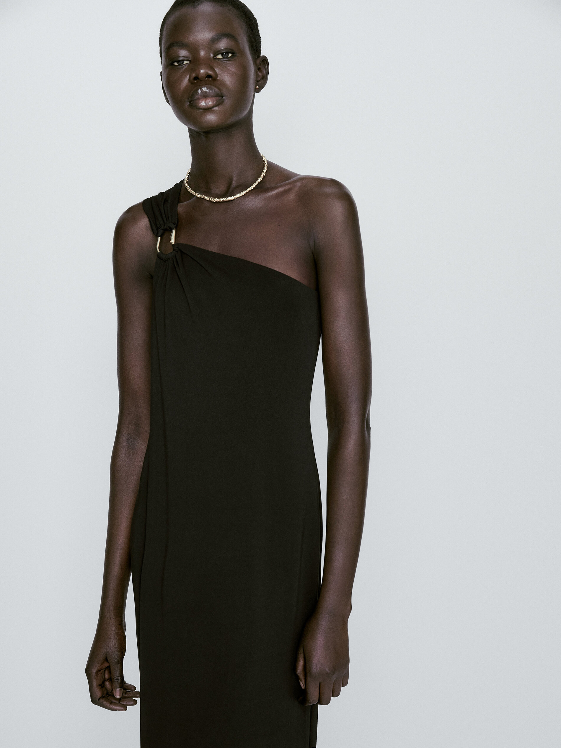 Vestido asimétrico detalle pieza - NEGRO