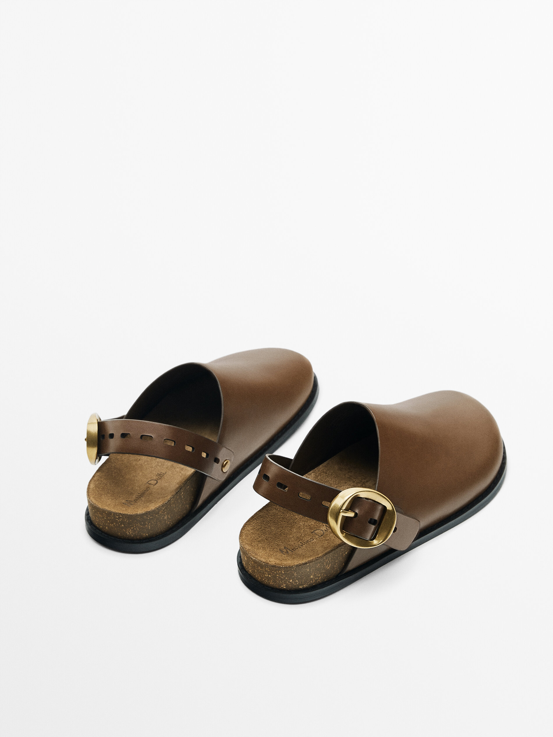 Zueco piel hebilla metálica - CUERO