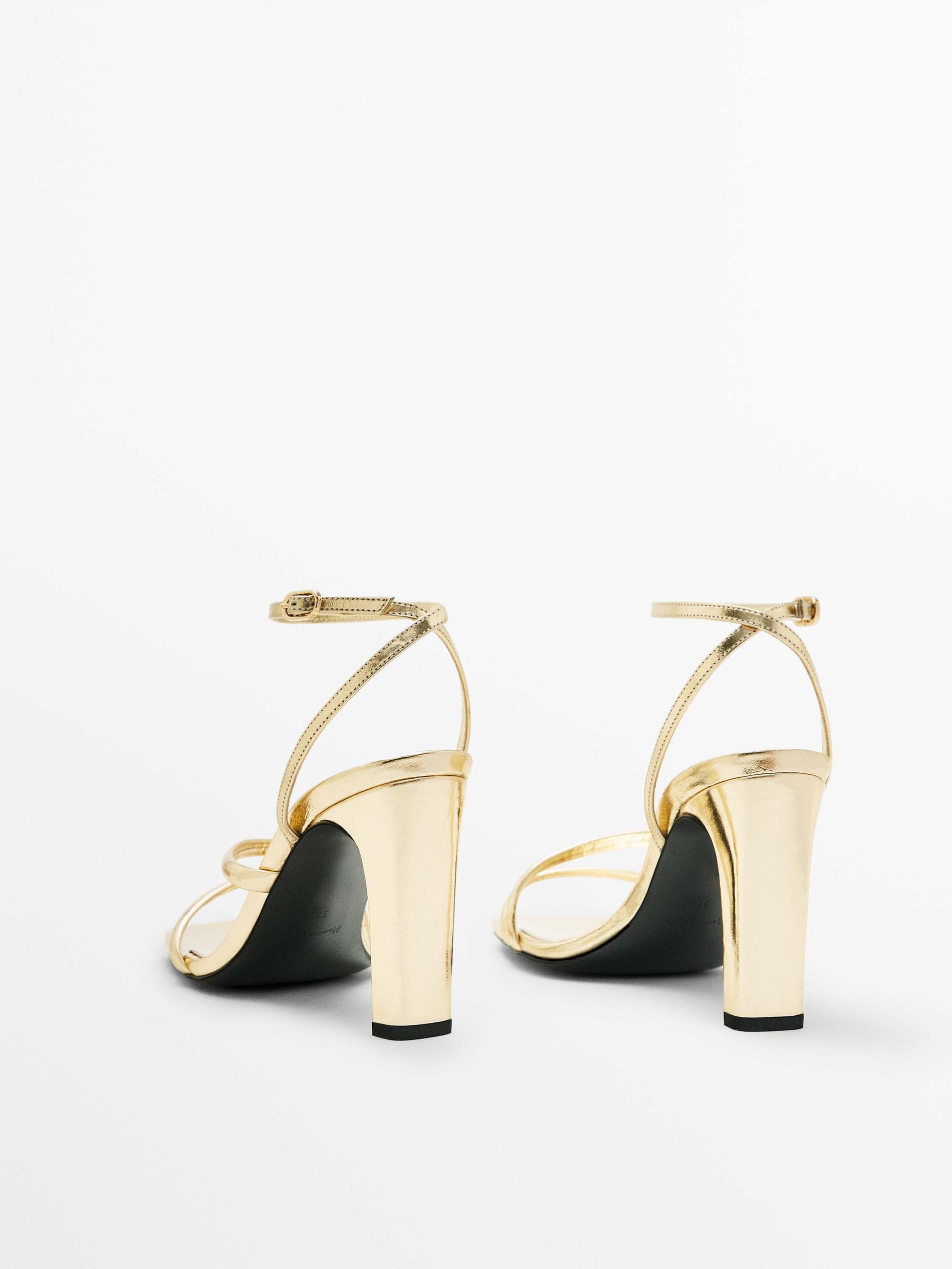 SANDALIA TACÓN TIRAS CON PULSERA - DORADO