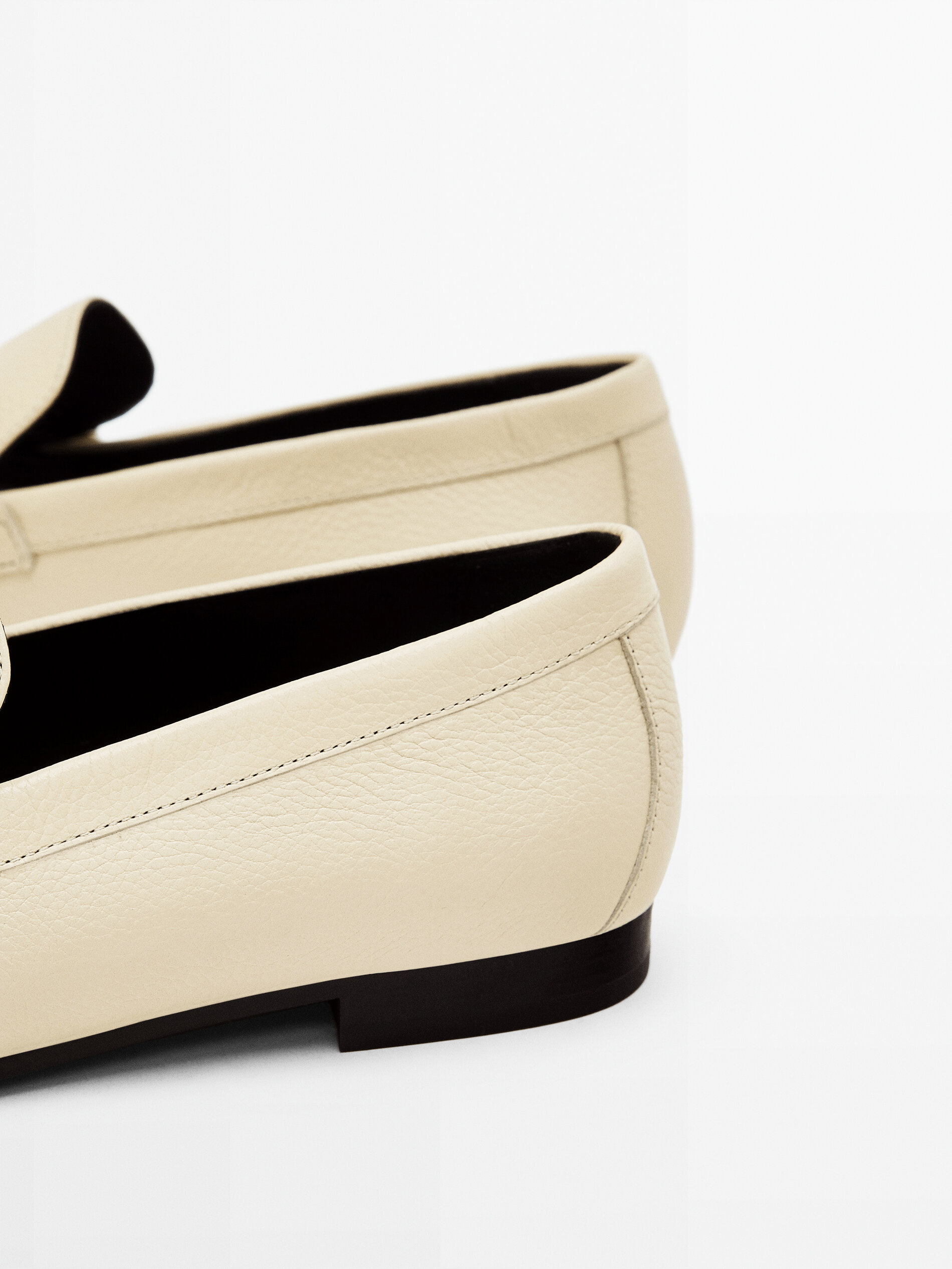 Mocasín piel hebilla metálica - CRUDO