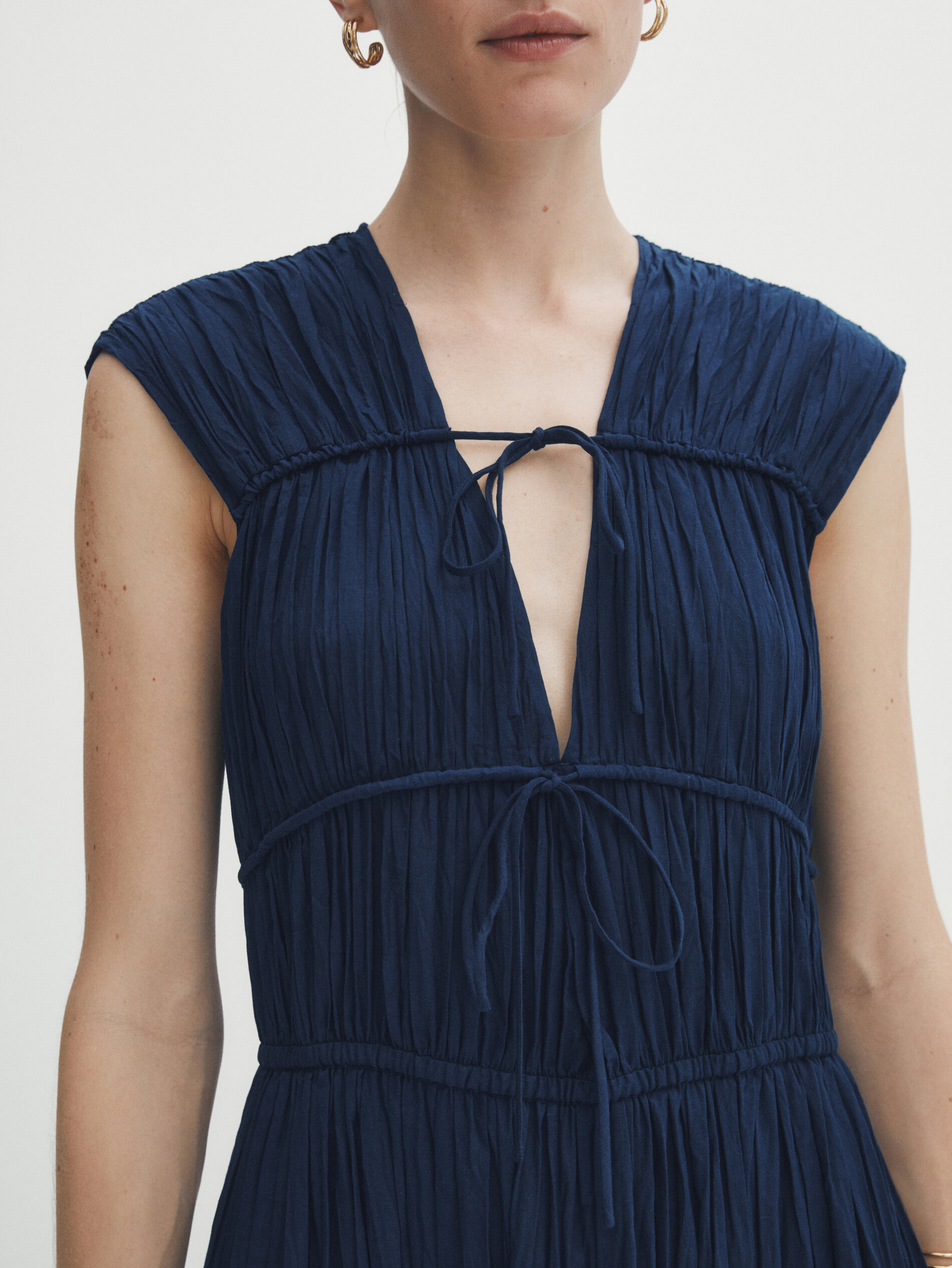 Vestido plisado detalle lazos - AZUL MARINO