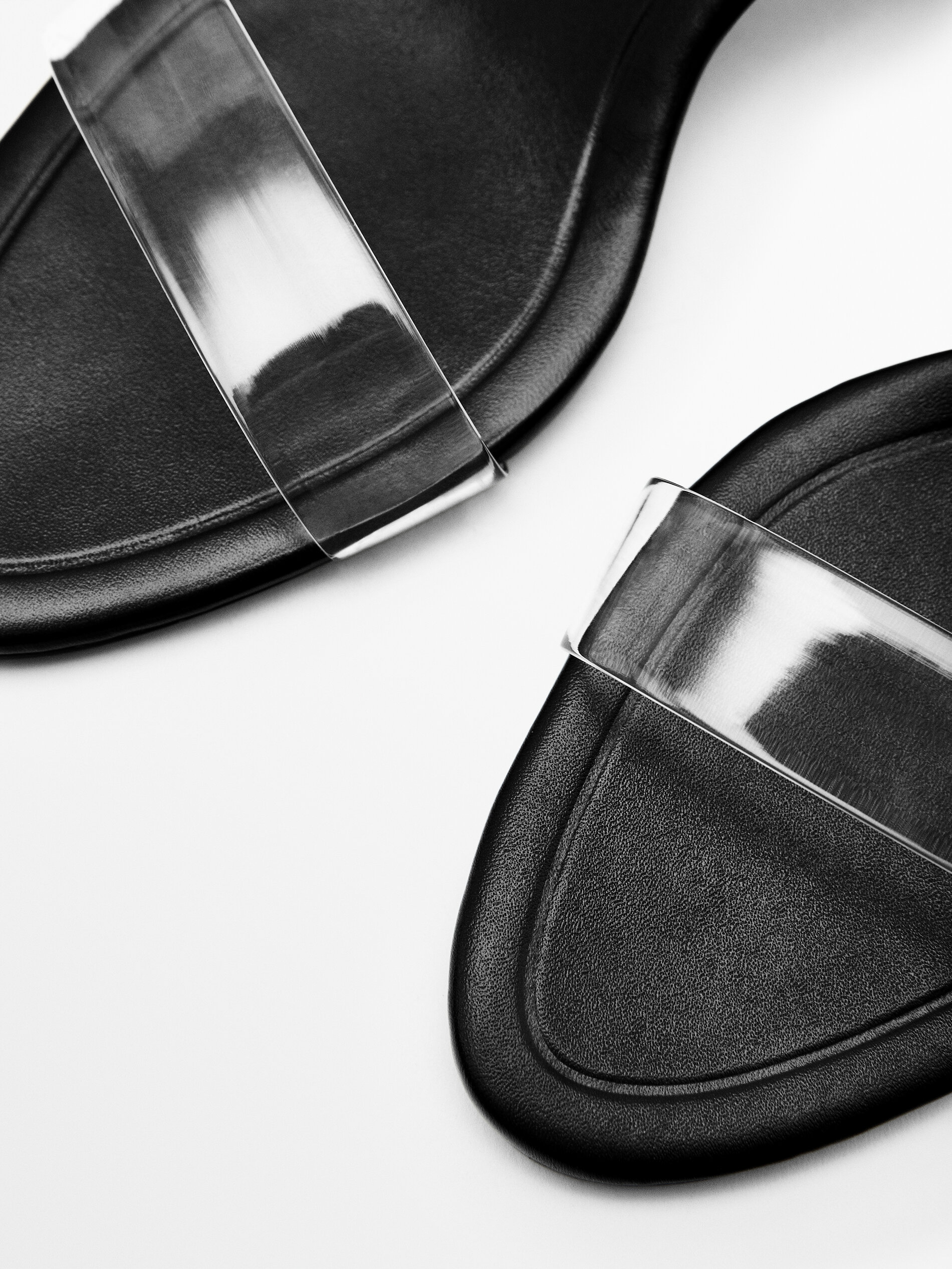 SANDALIA VINILO TACÓN - NEGRO