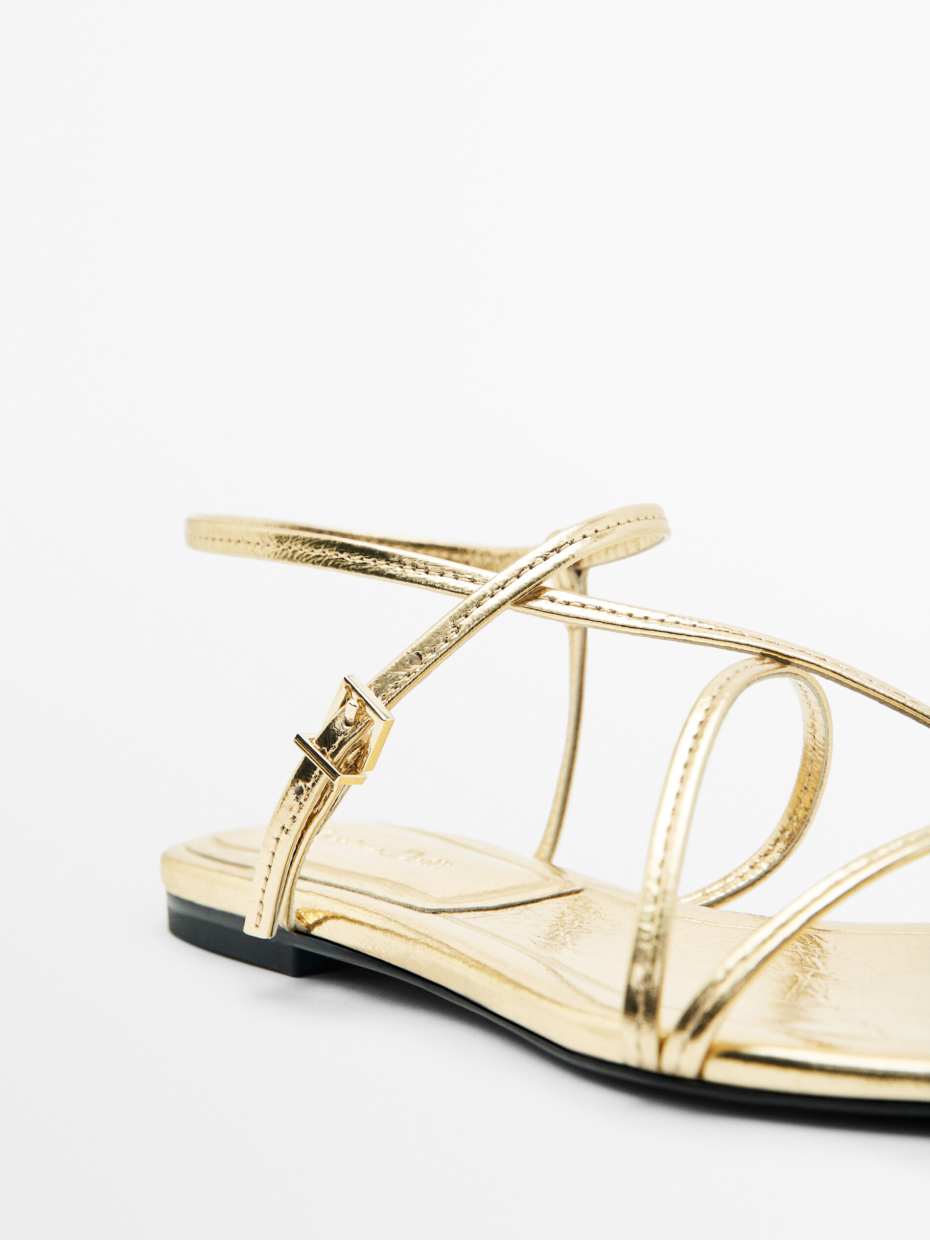 SANDALIA PLANA MULTITIRAS FINAS - DORADO