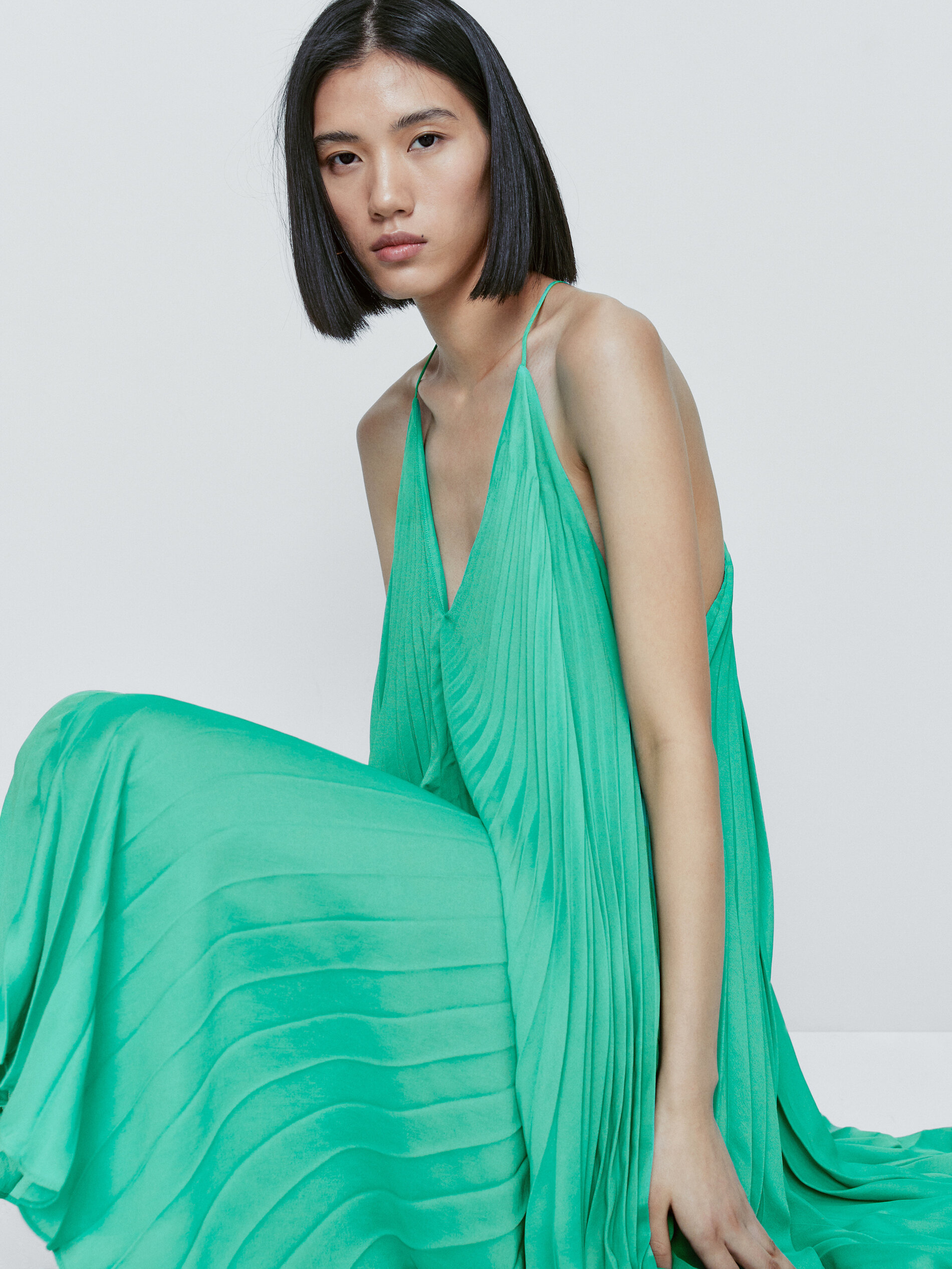 Vestido plisado escote pico - TURQ.OSCU