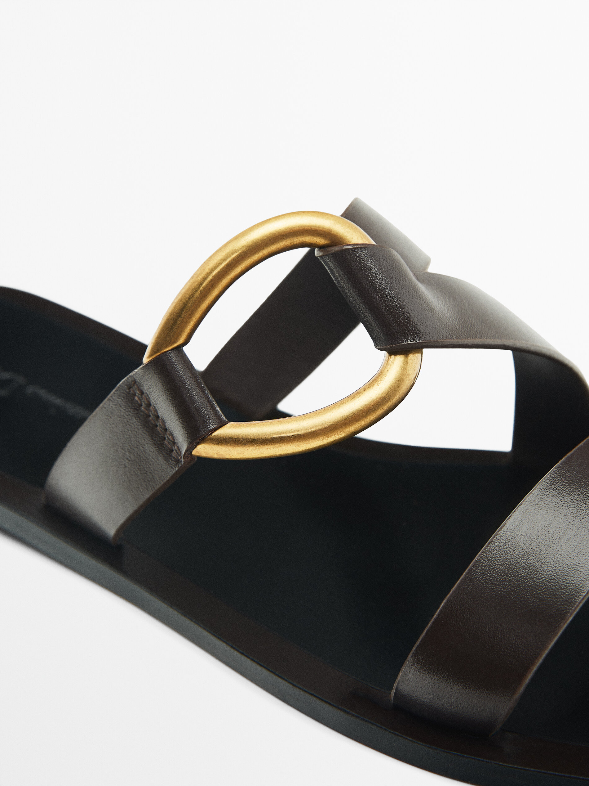 Sandalia plana detalle anilla metálica - MARRÓN