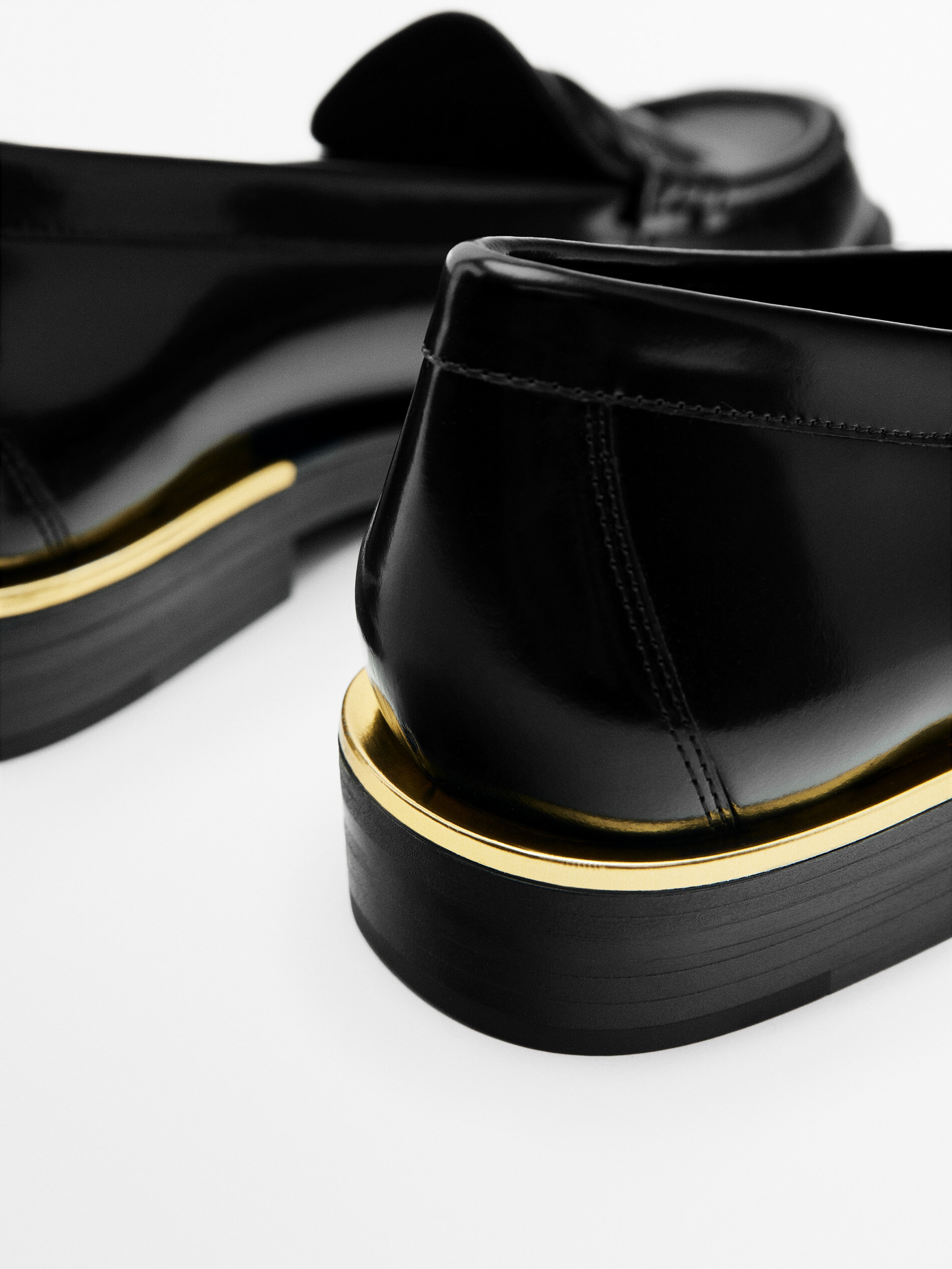 Mocasín piel pieza metálica talón - NEGRO