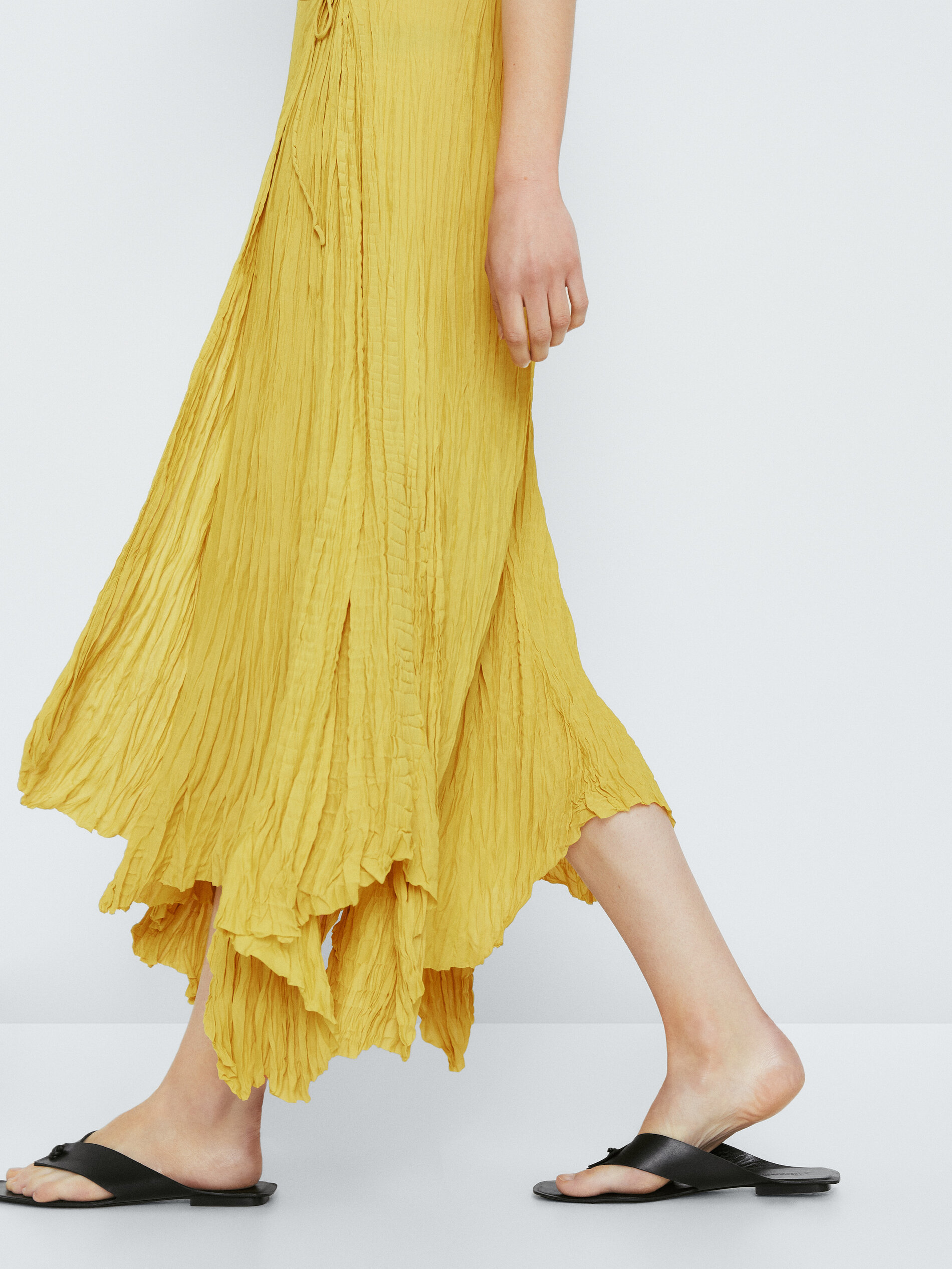 Vestido cruzado plisado - AMARILLO
