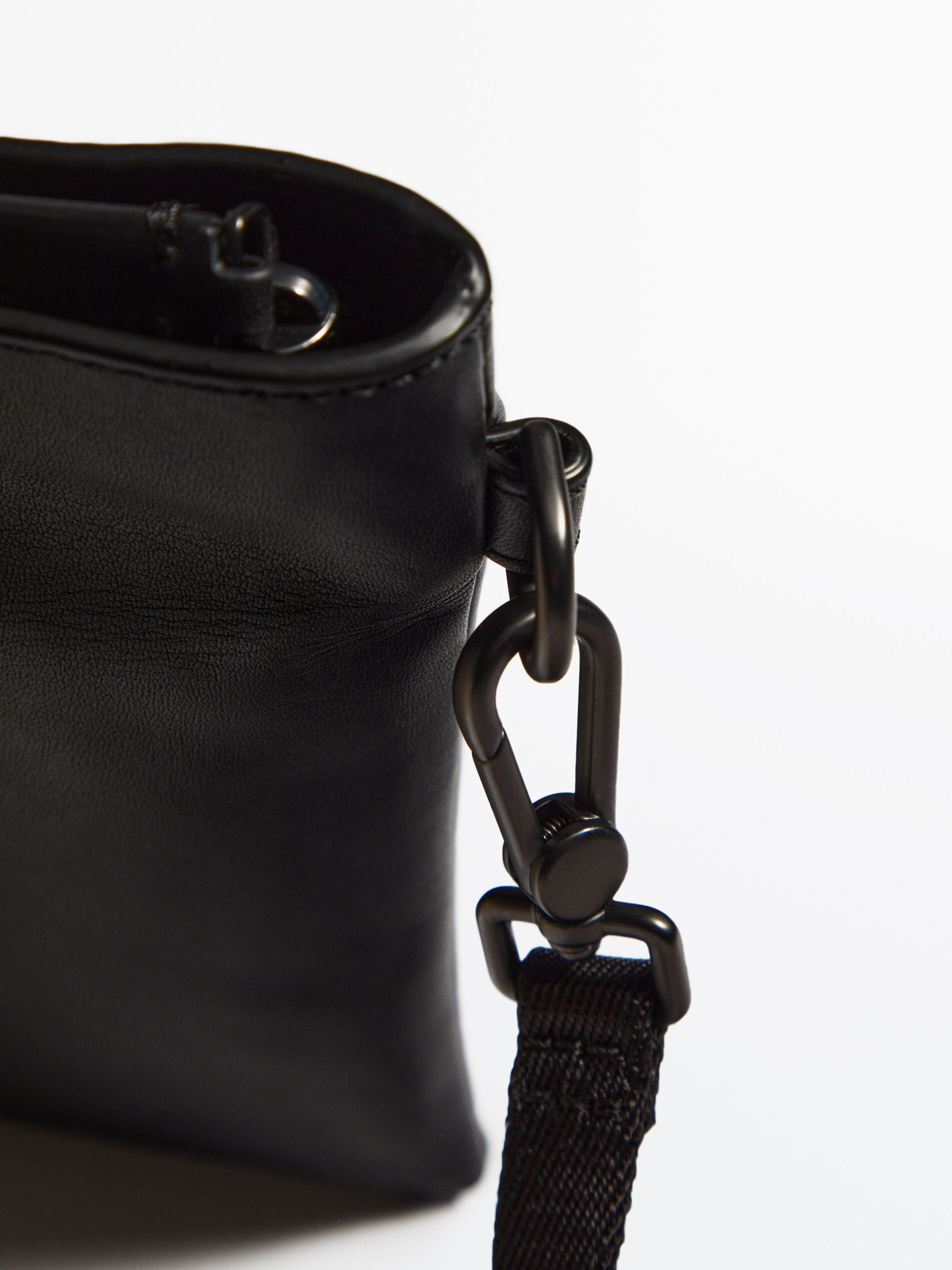 Pouch piel con correa -Studio - NEGRO