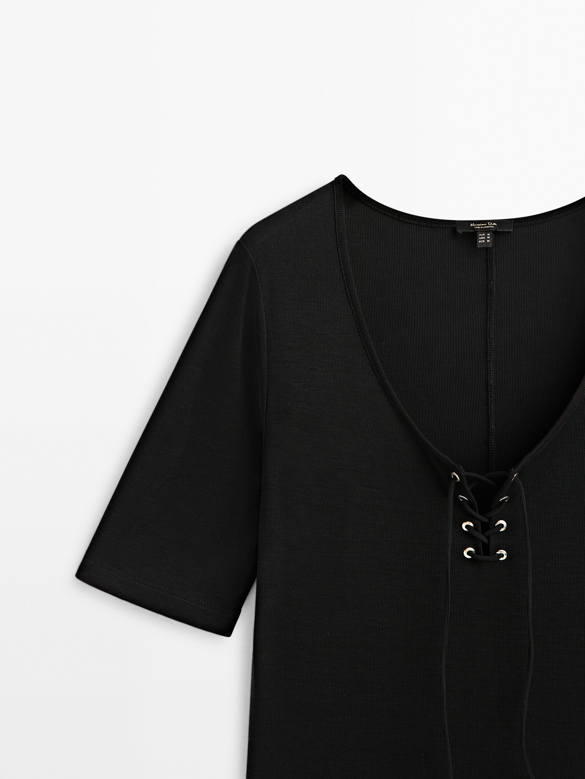 Camiseta escote entrelazado - NEGRO