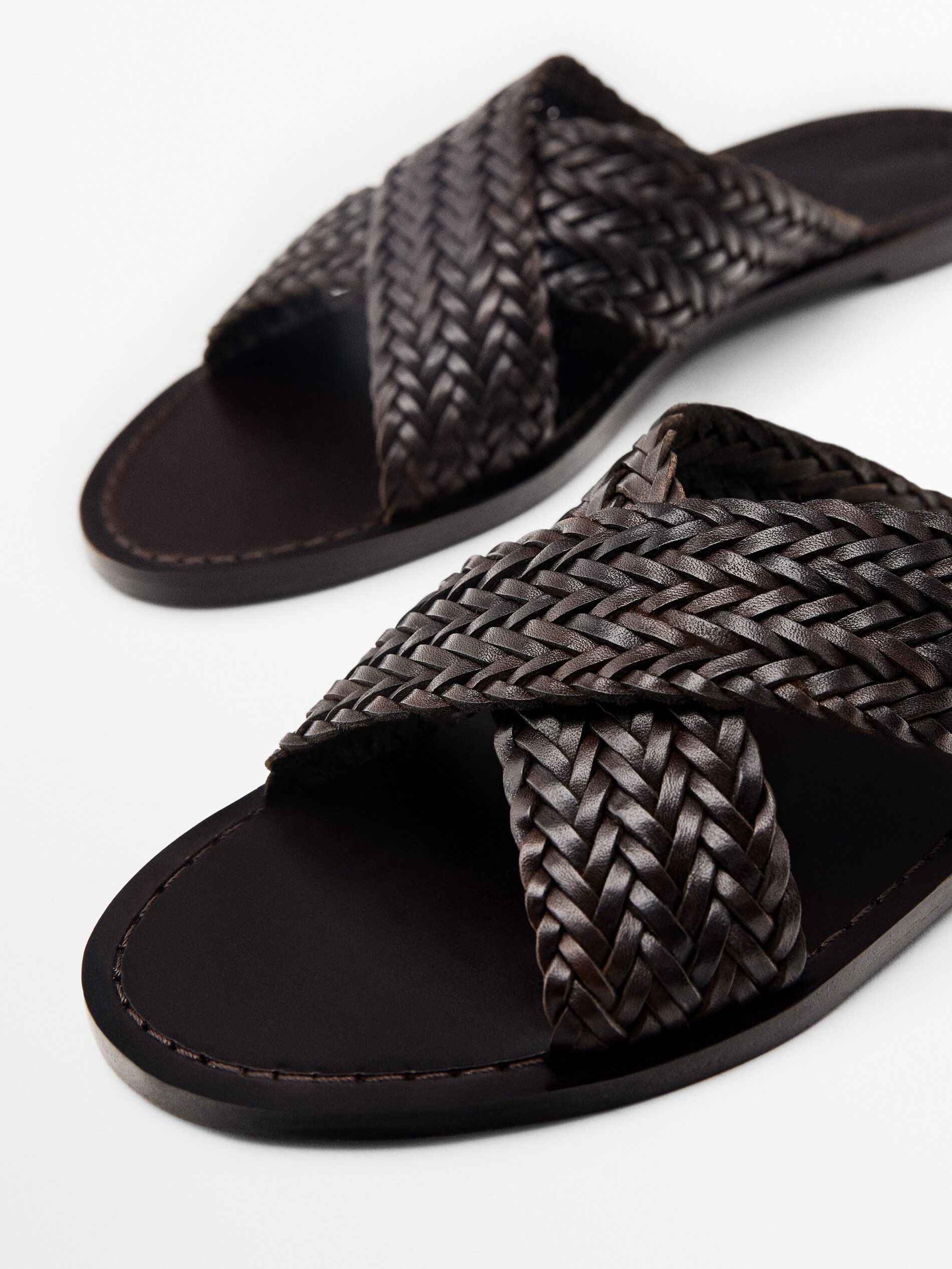 Sandalia plana trenzada cruzada - MARRÓN