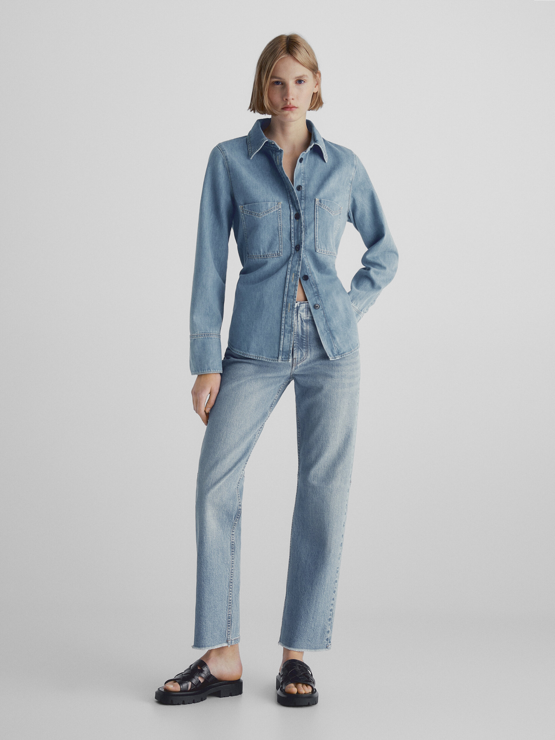 Pantalón vaquero tiro medio slim fit costuras - Azul Claro