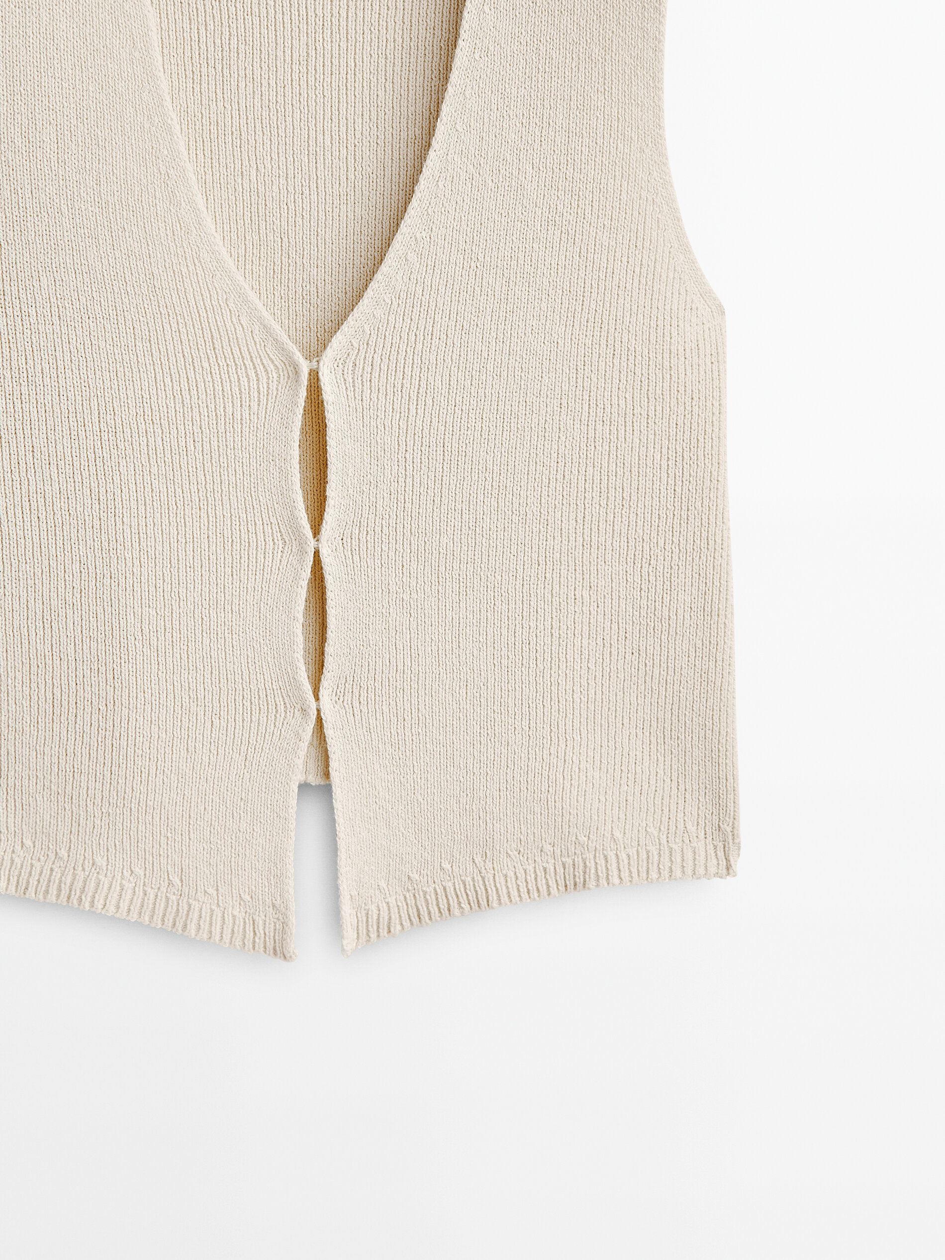 Chaleco punto cuello pico aberturas - CRUDO