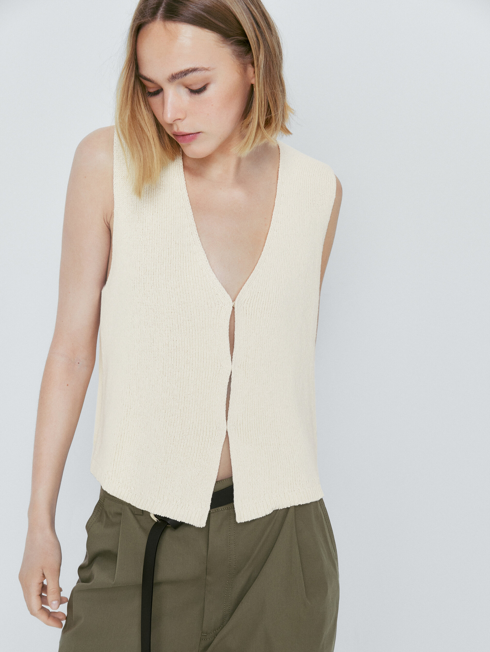 Chaleco punto cuello pico aberturas - CRUDO