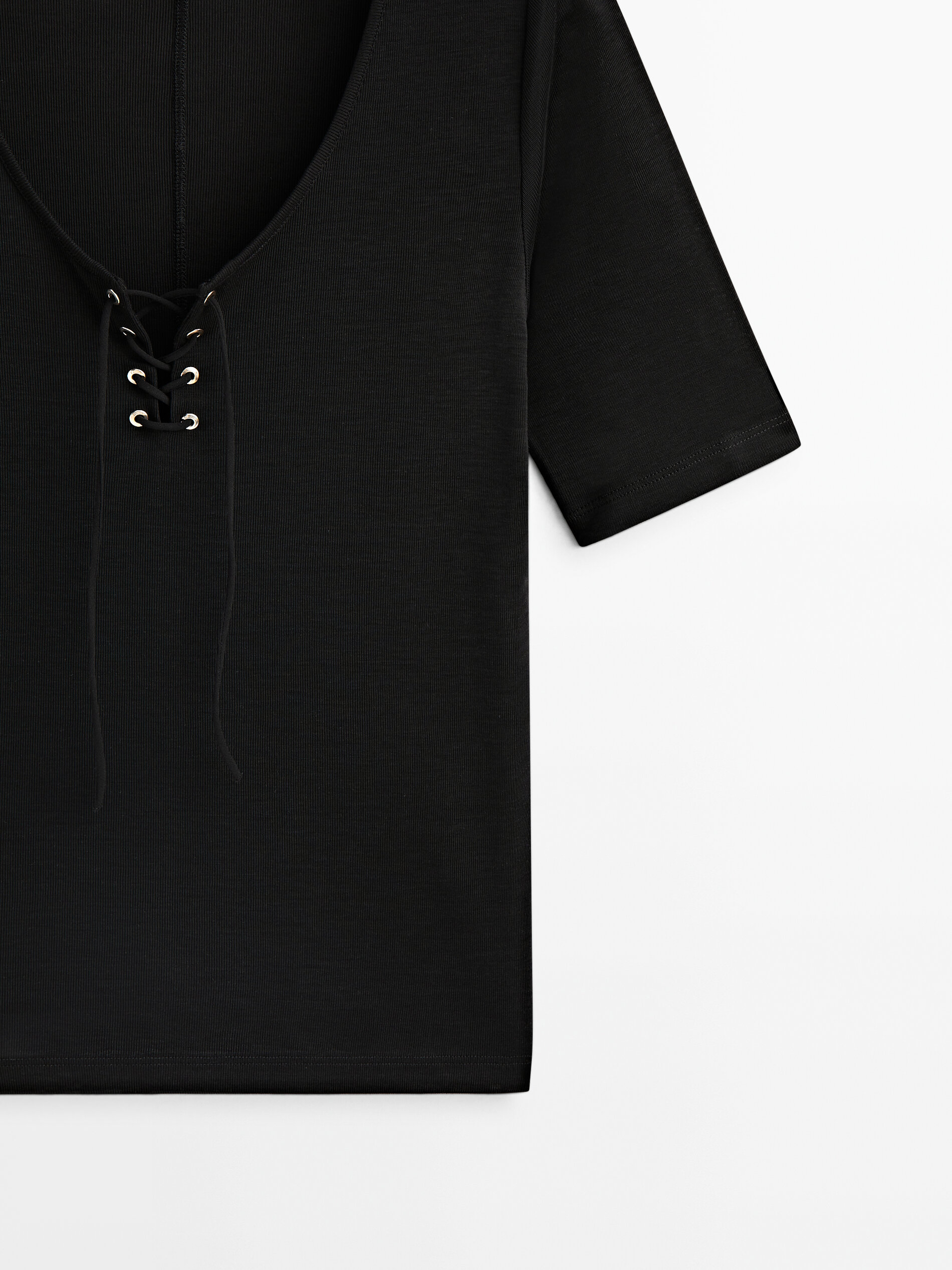 Camiseta escote entrelazado - NEGRO