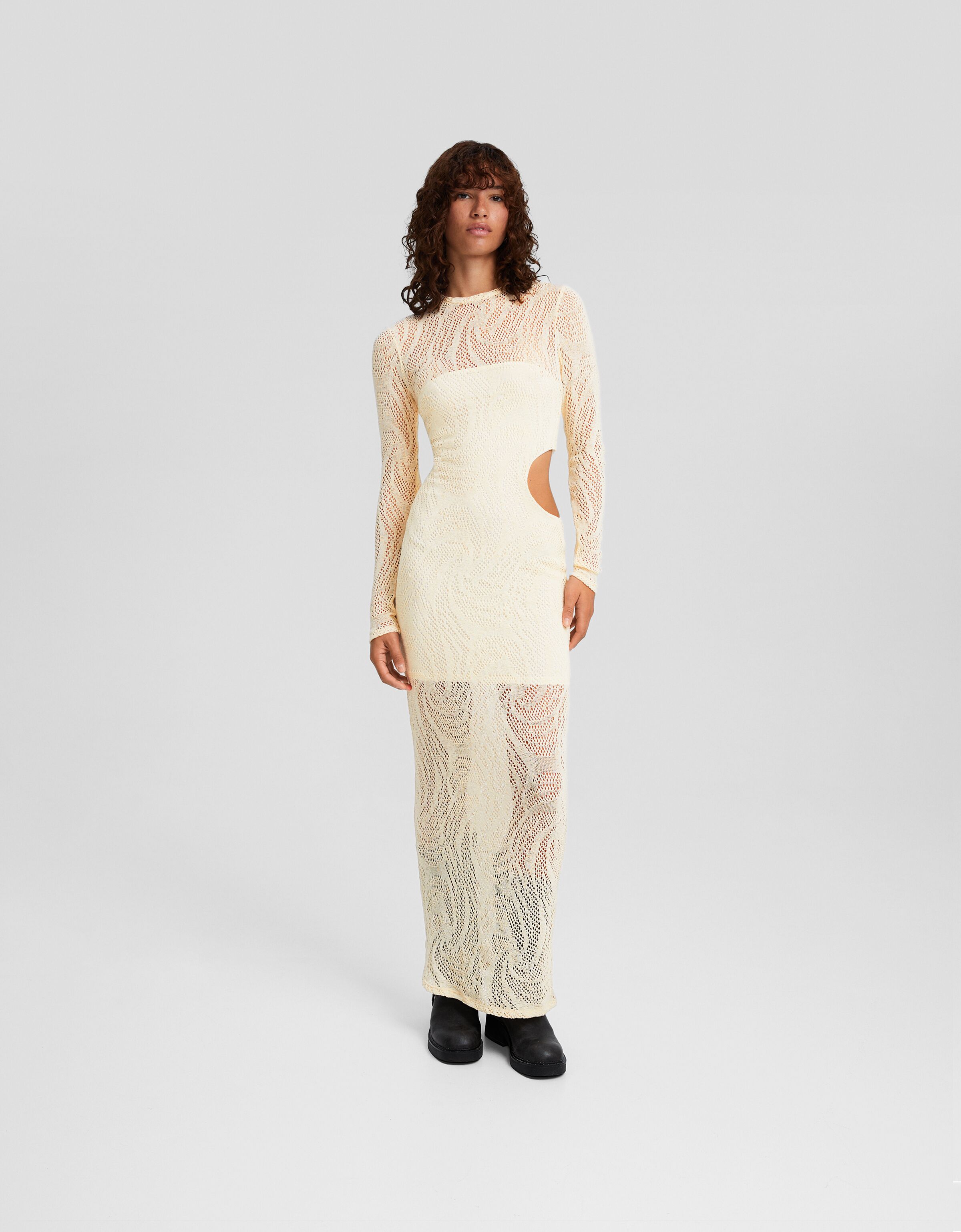 Vestido largo manga larga crochet cut out