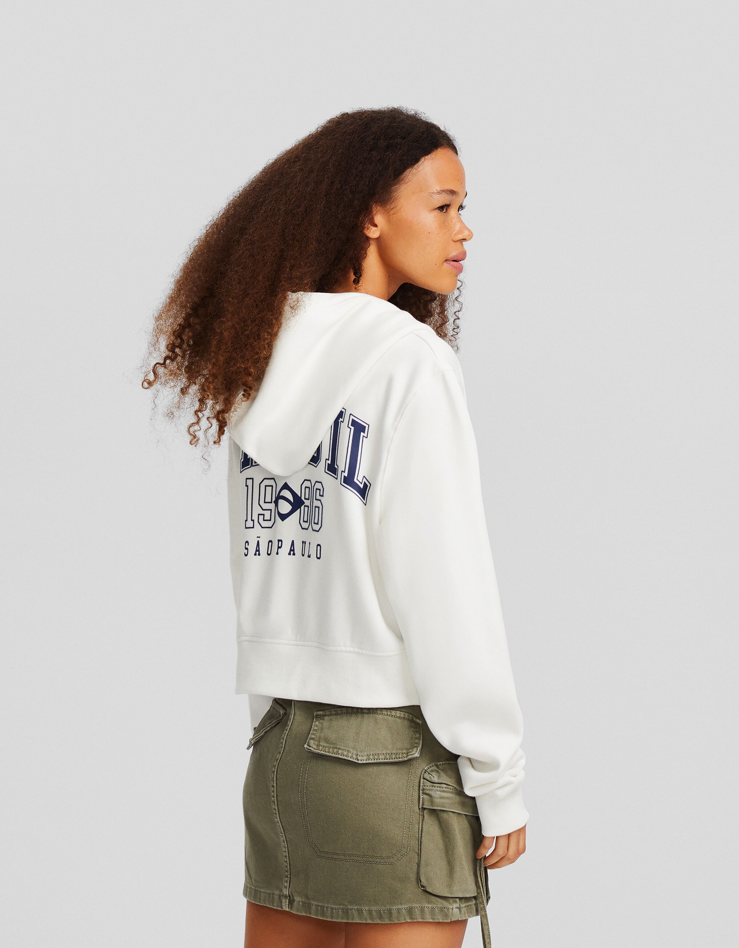 Sudadera cremallera capucha cropped print