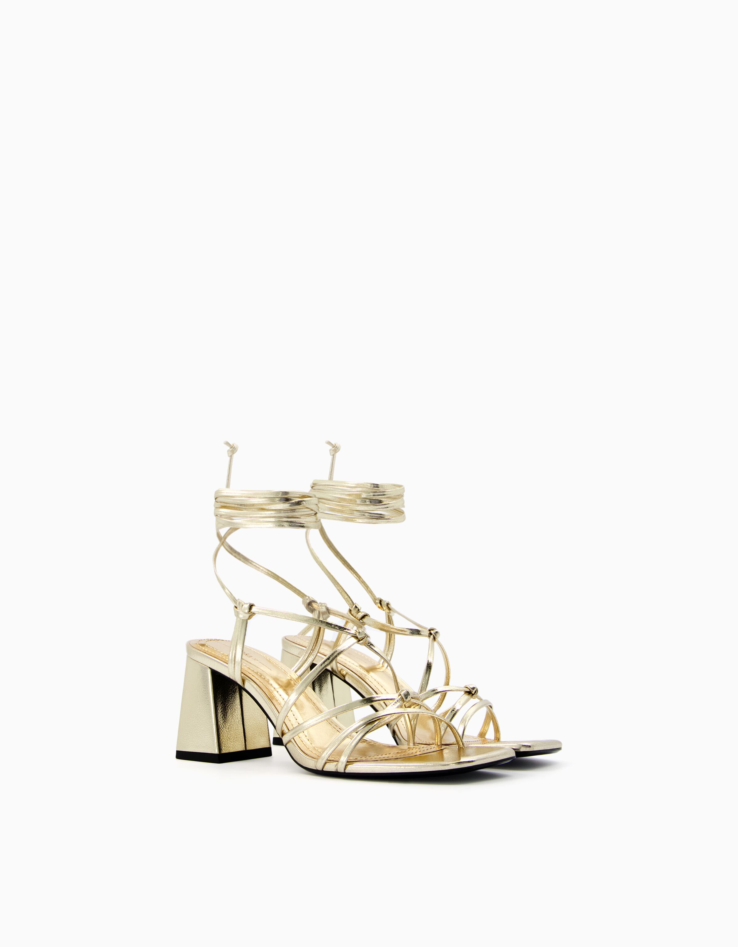 Sandalia tacón atada metalizada