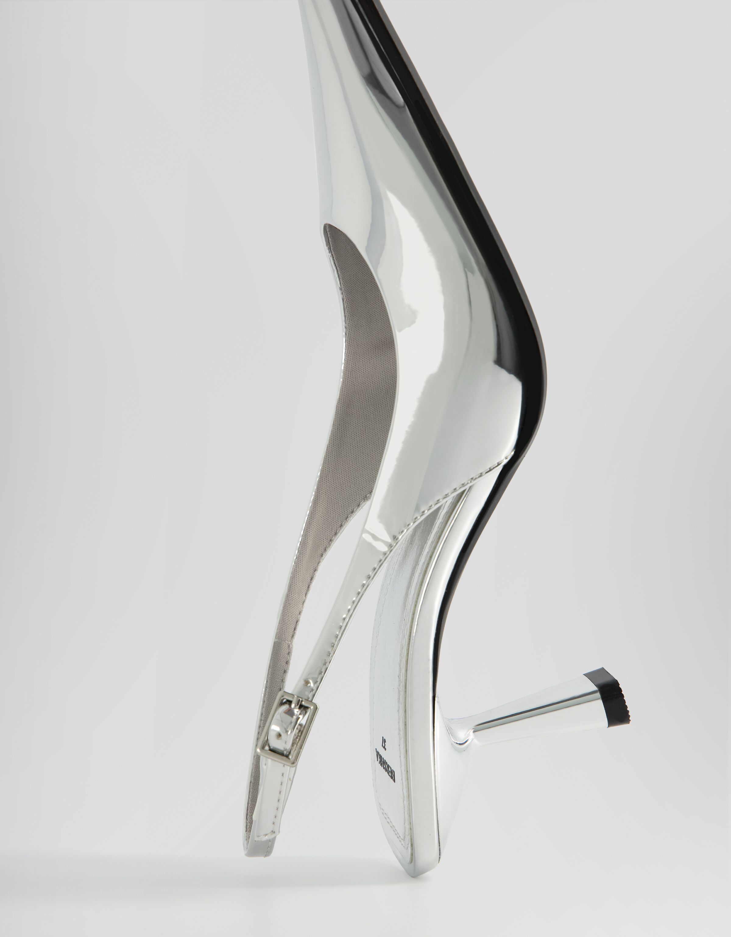 Zapato tacón metalizado tipo kitten destalonado