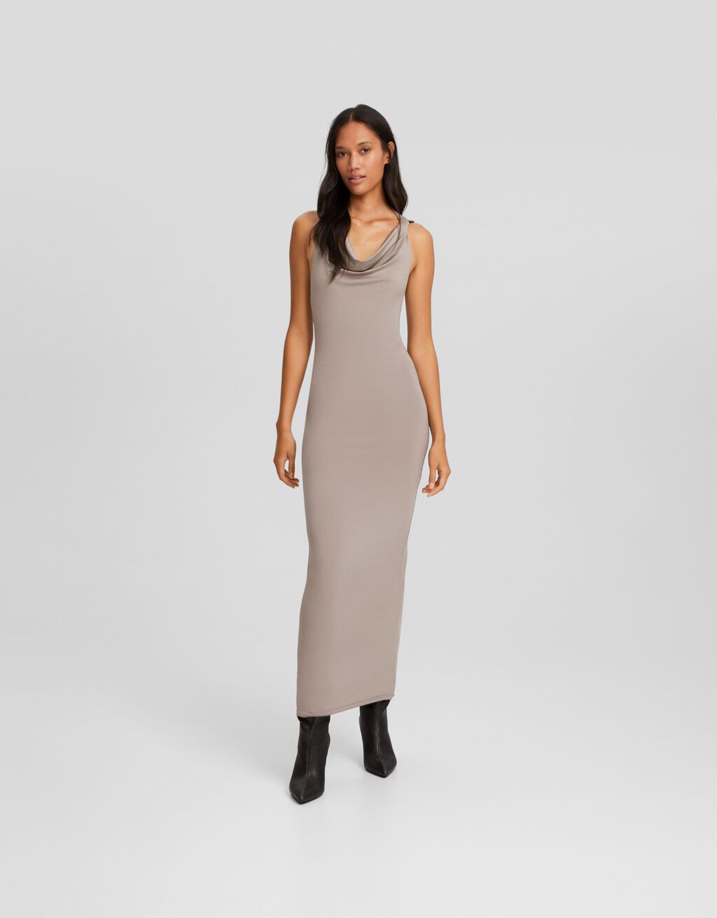 Vestido largo sin mangas capucha espalda descubierta