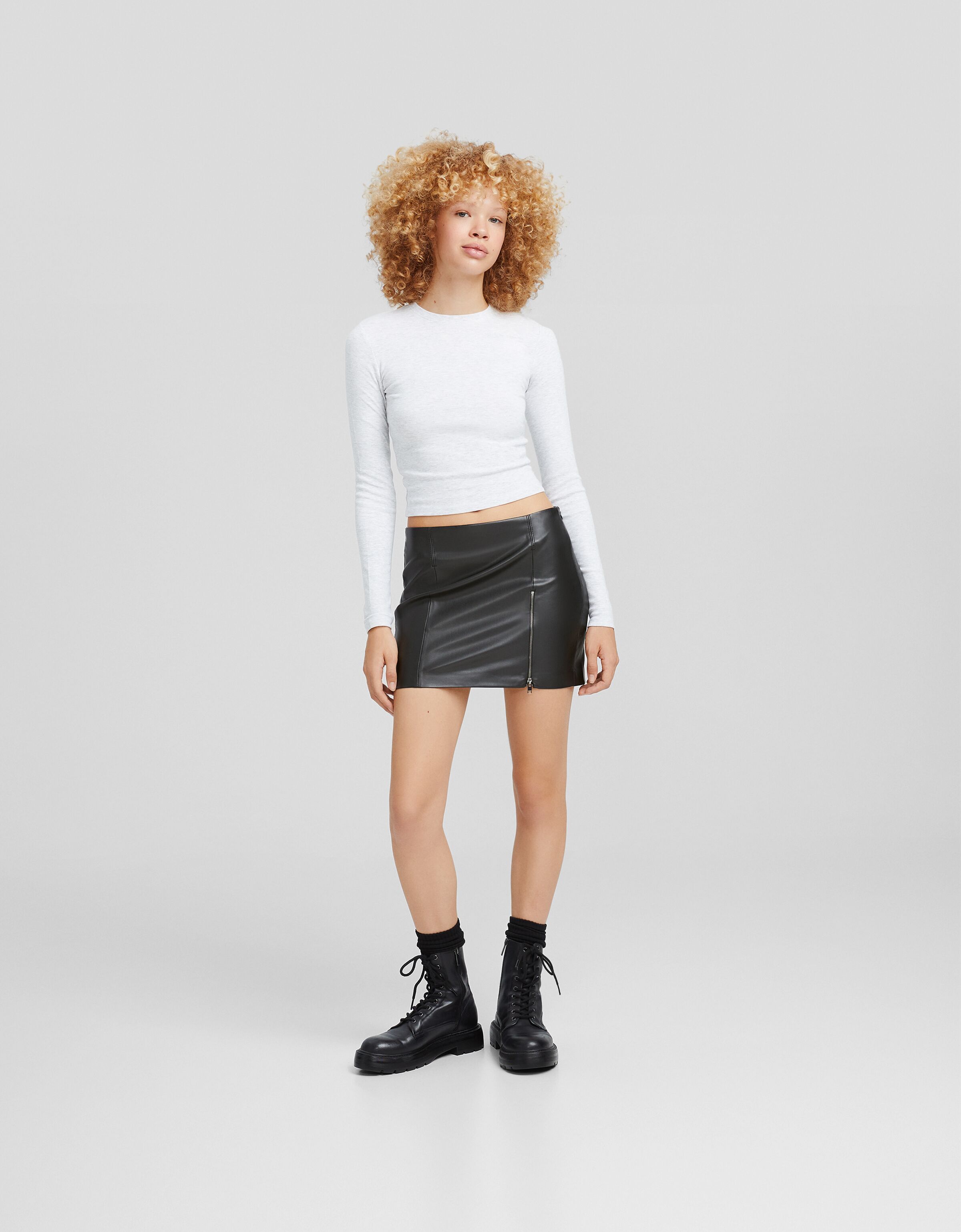 Falda mini cremallera frontal efecto piel